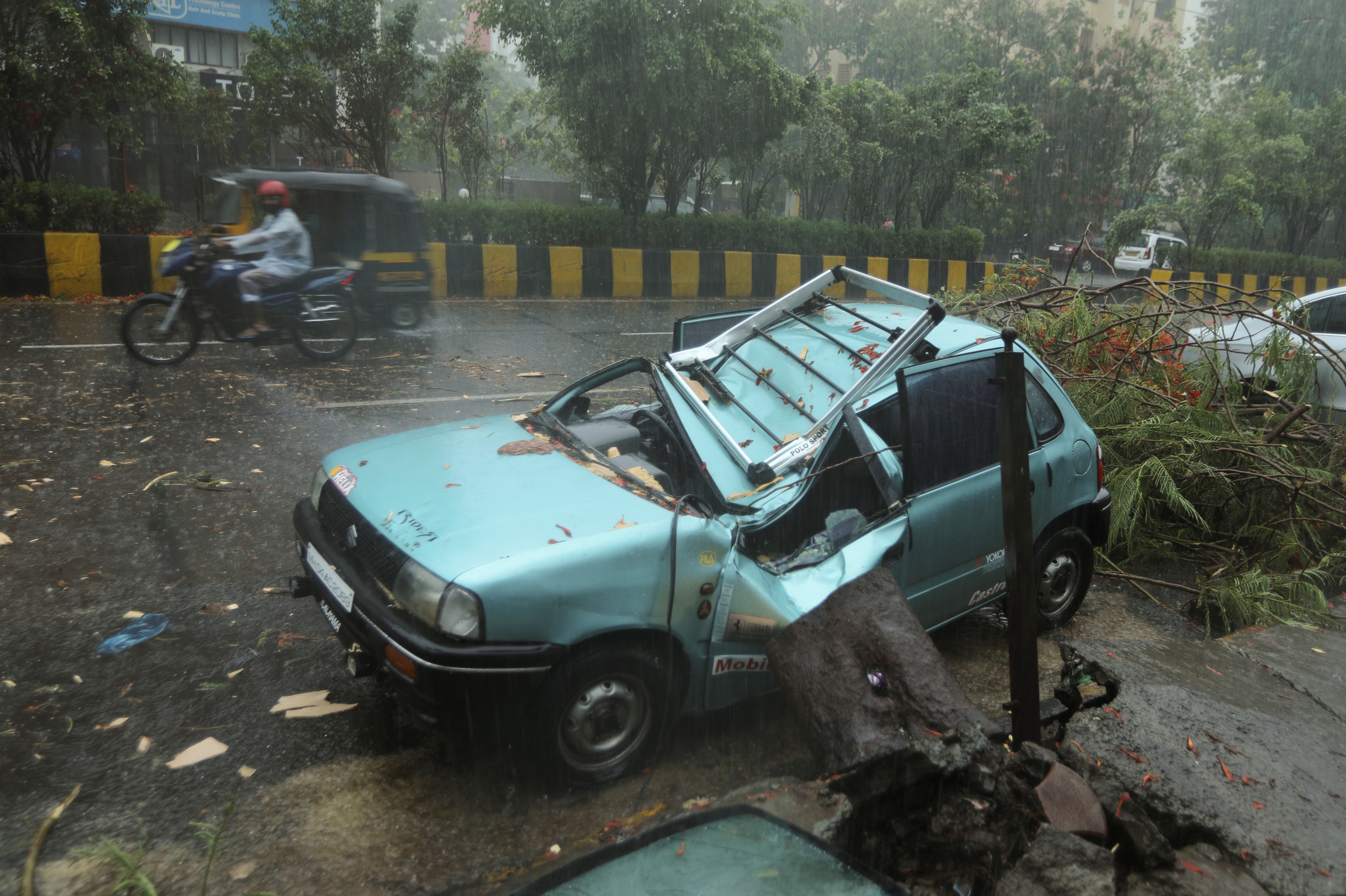 Un carro destrozado en Mumbai, India, May 17, 2021. REUTERS/Francis Mascarenhas  