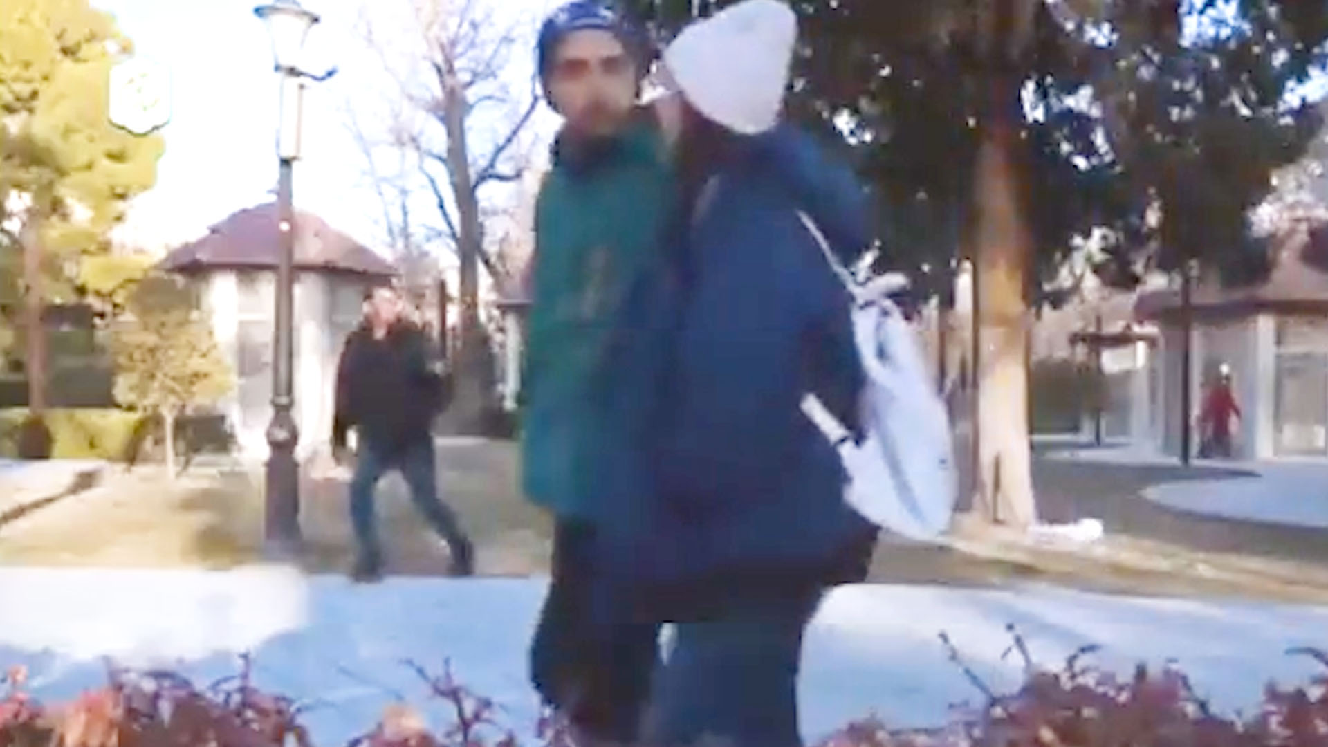 Una pareja camina sin saber que están siendo grabados por una cámara escondida 