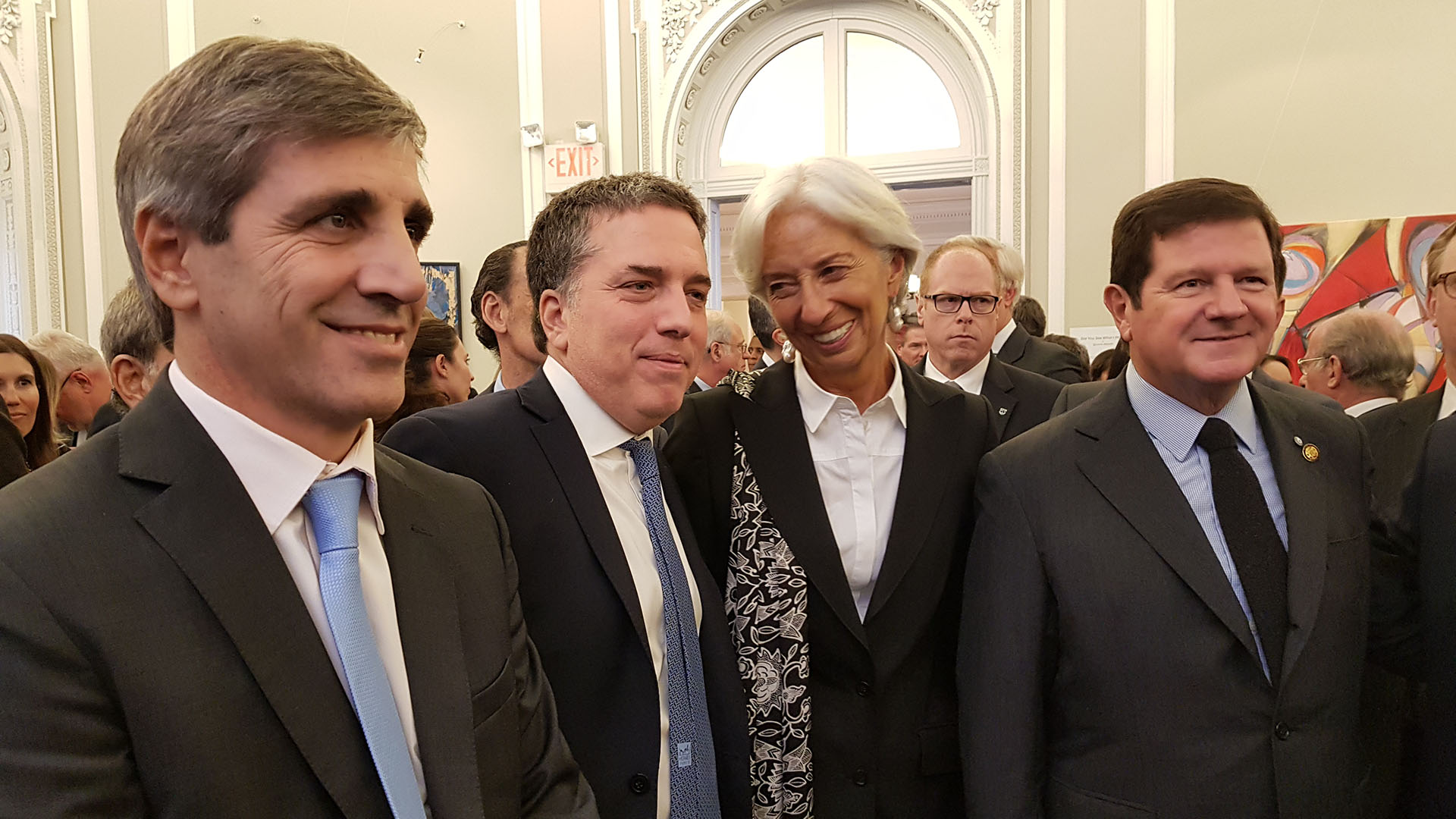 Otros tiempos: "Toto" Caputo, Nicolás Dujovne y Christine Lagarde en la embajada argentina en Washington, en abril de 2018
