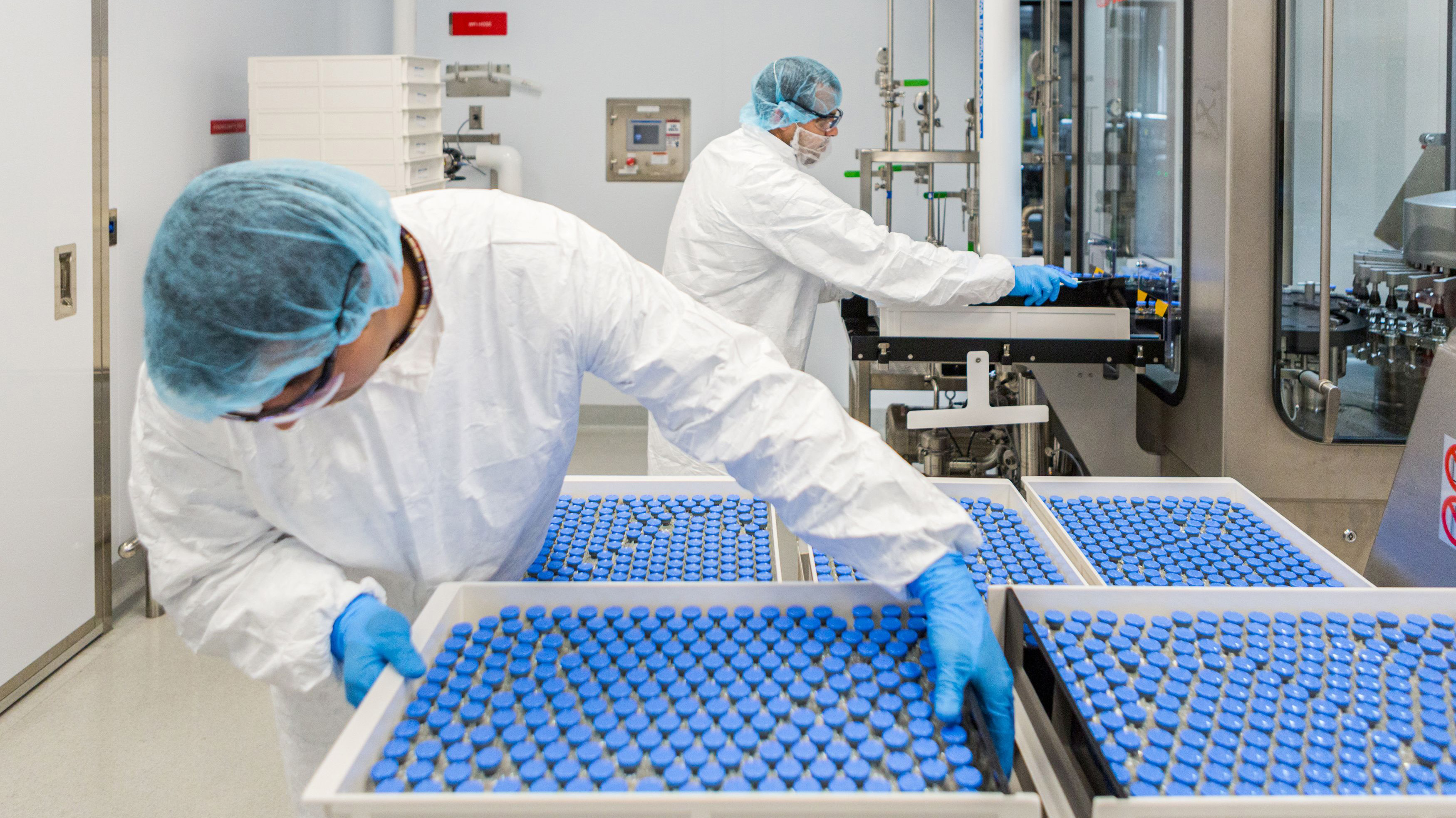 Técnicos de laboratorio cargan frascos llenos de remdesivir en una instalación de Gilead Sciences en La Verne, California, el 18 de marzo de 2020 (Gilead Sciences Inc/Handout via REUTERS)