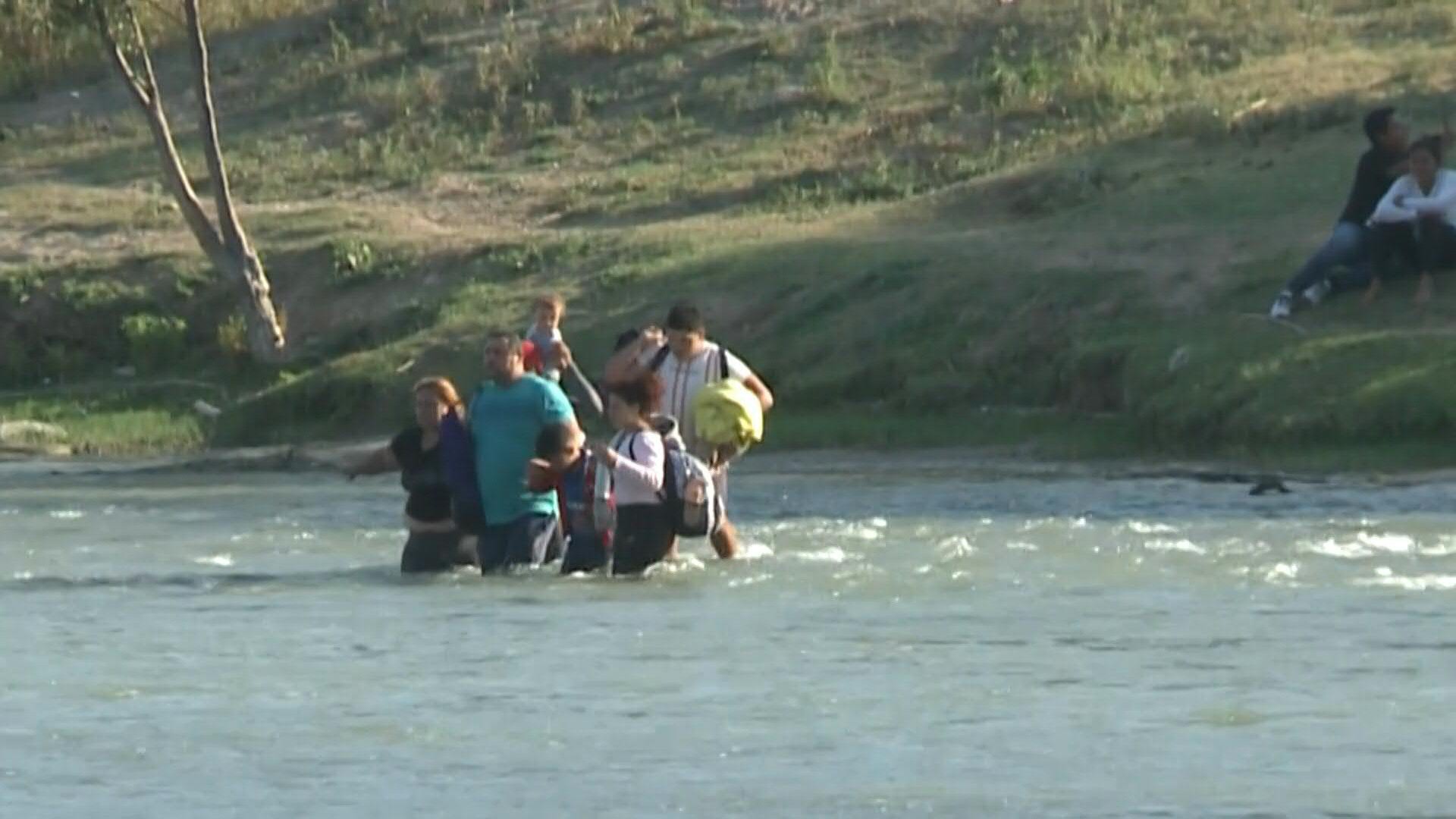 En la frontera entre México y Estados Unidos la escena se repite día con día: migrantes cruzan el río buscando un futuro mejor.
(Foto: especial)