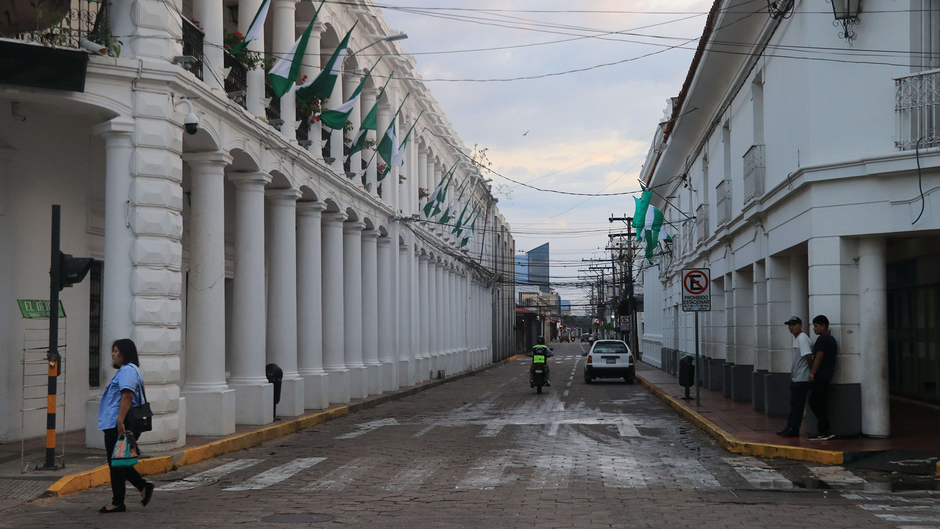 Vista de una calle vacía acatando la huelga en rechazo a la postergación del censo de población y vivienda para 2024 (EFE/ Juan Carlos Torrejón)
