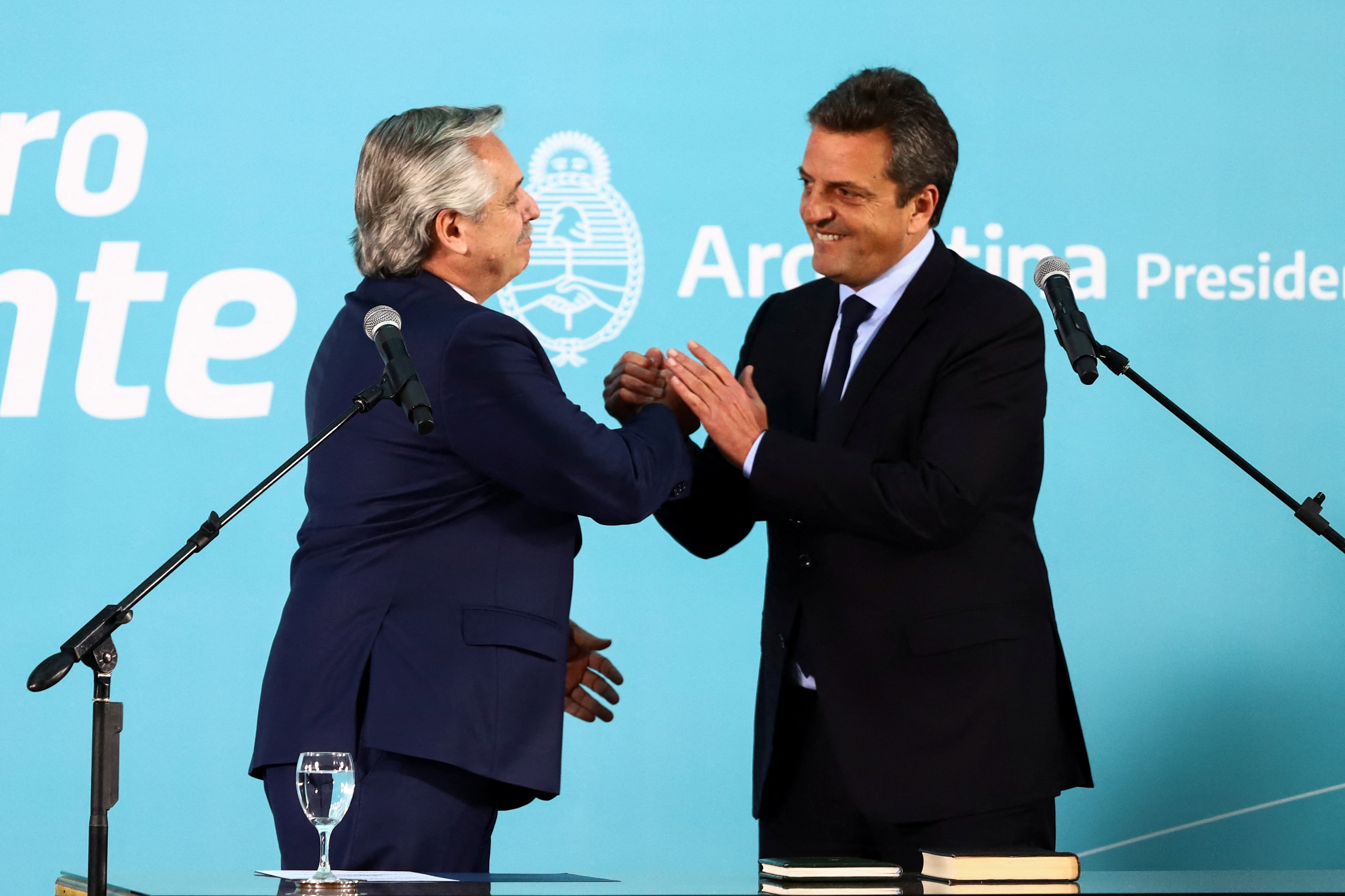 El saludo entre el presidente Alberto Fernández y Sergio Massa 