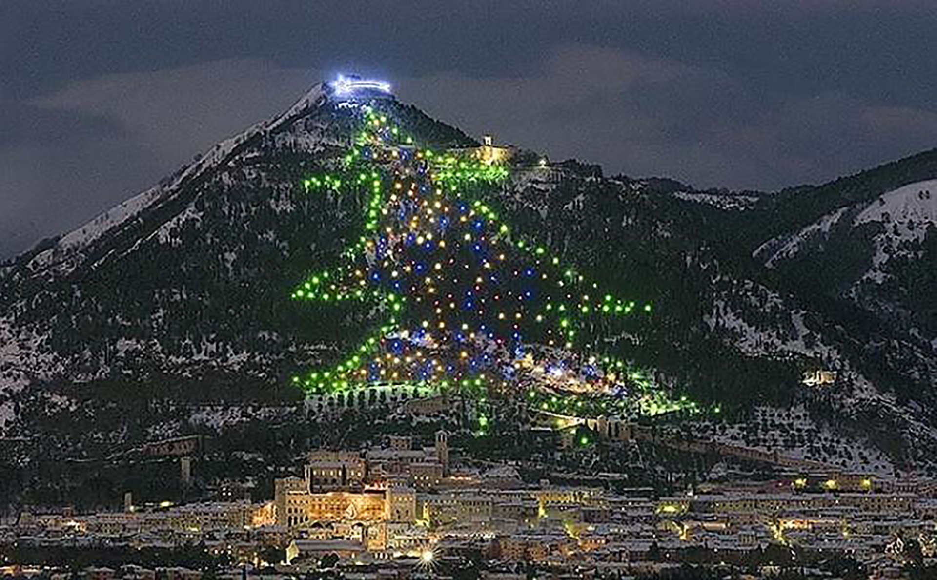 A nueve años de su "nacimiento", el árbol de Navidad italiano se posicionó como "el más grande del mundo" / (Fuente: Oficina de turismo de Gubbio, Italia)