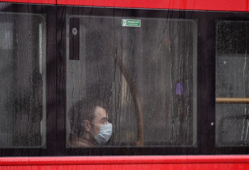 Un hombre es visto usando una mascarilla protectora en un autobús, mientras continúa del brote de la enfermedad coronavirus (COVID-19), en Londres, Reino Unido, el 30 de abril de 2020.  REUTERS/Toby Melville/Archivos