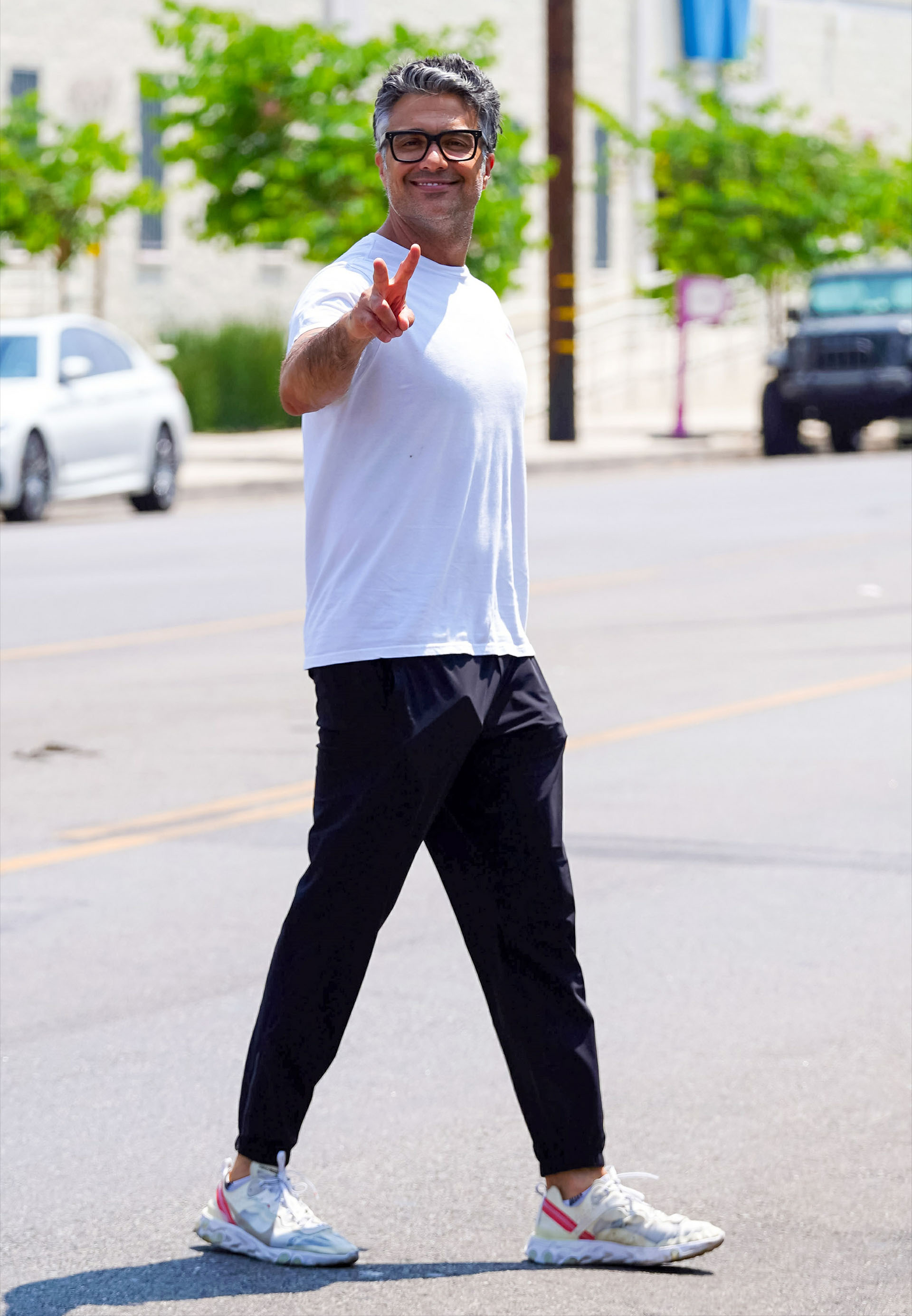 Jaime Camil saludó a los fotógrafos que lo encontraron paseando por las calles de North Hollywood, Los Ángeles. El actor lució un pantalón negro, zapatillas deportivas y una remera blanca