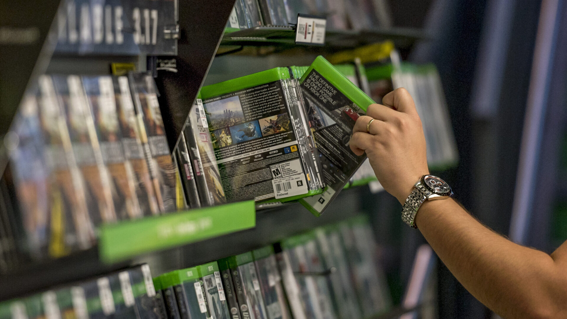 Un cliente busca un videojuego dentro de una tienda de GameStop Corp. en San Francisco, California, EE. UU. (Guía del gamer/David Paul Morris)