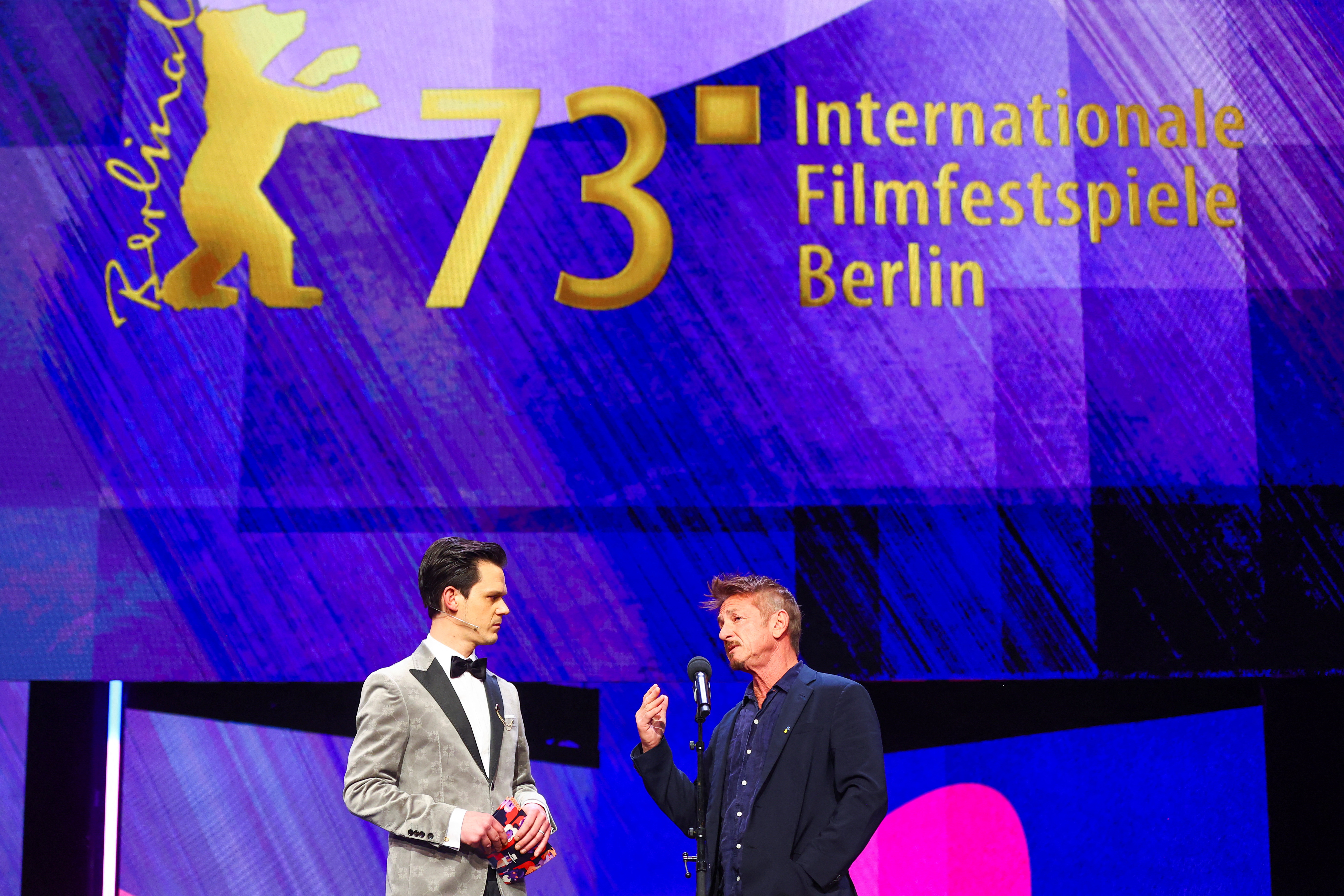 El presentador televisivo alemán Jo Schück y el actor Sean Penn, durante la ceremonia de apertura del Festival Internacional de Cine de Berlín, en sus 73° edición (Foto: REUTERS/Fabrizio Bensch)