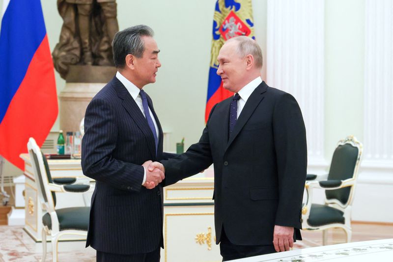 El 22 de febrero pasado, el presidente ruso, Vladimir Putin, recibió al jefe de la diplomacia china, Wang Yi, en Moscú. Una muestra más de la cercanía entre las dos naciones (AP)