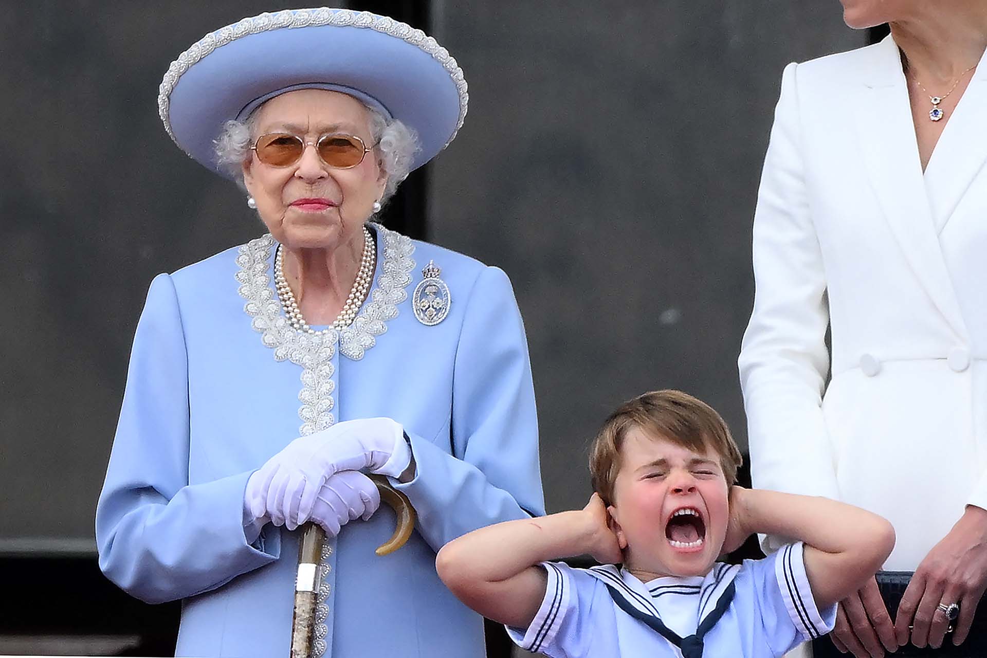 El príncipe Louis molesto con el ruido de los aviones por los festejos del Jubileo de Platino por el cumpleaños de la Reina Isabel II.