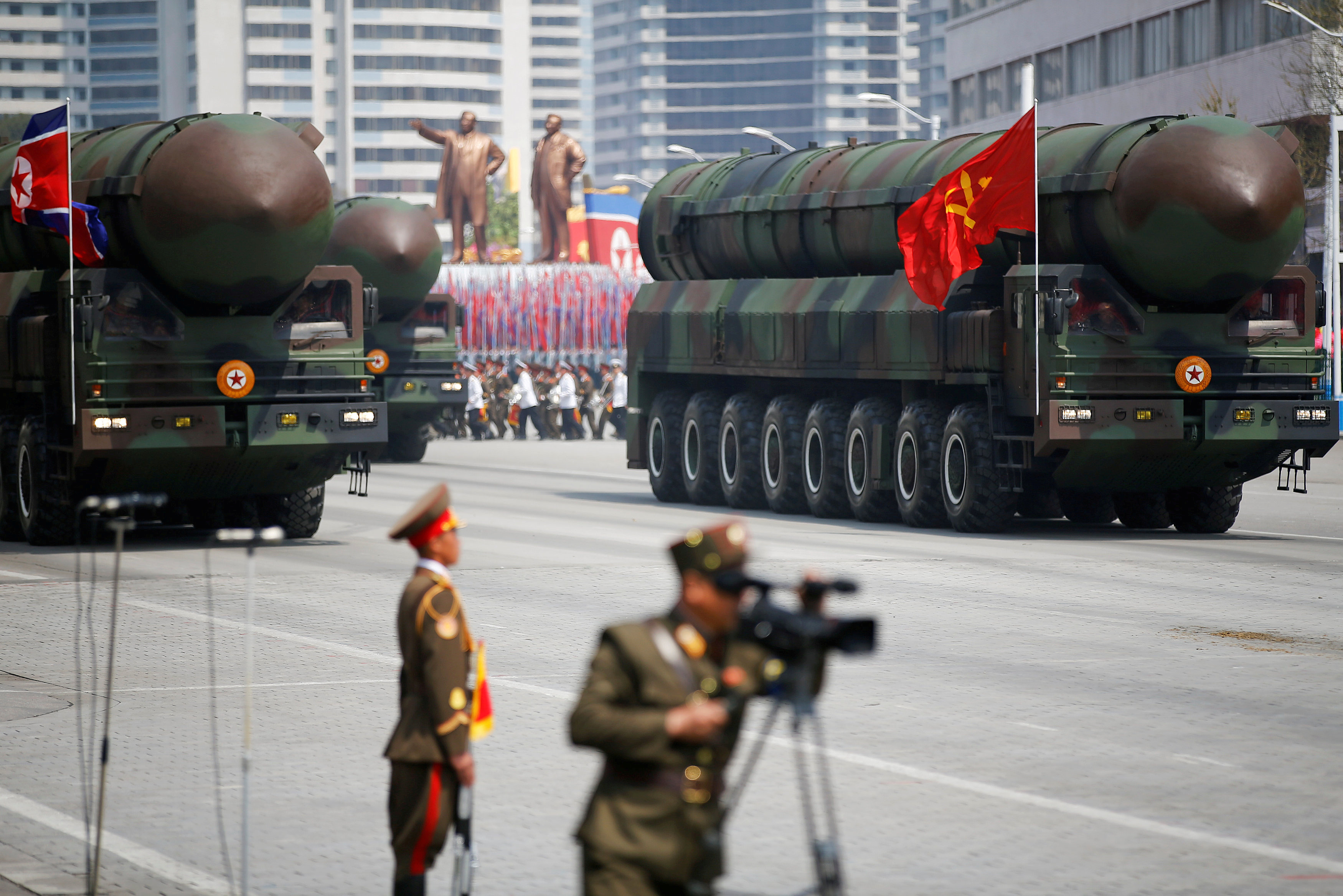 FOTO DE ARCHIVO: Misiles balísticos intercontinentales (ICBM) son exhibidos frente a la tribuna con el líder norcoreano Kim Jong-un y otros altos funcionarios durante un desfile militar en Pyongyang, Corea del Norte, el 15 de abril de 2017. REUTERS/Damir Sagolj