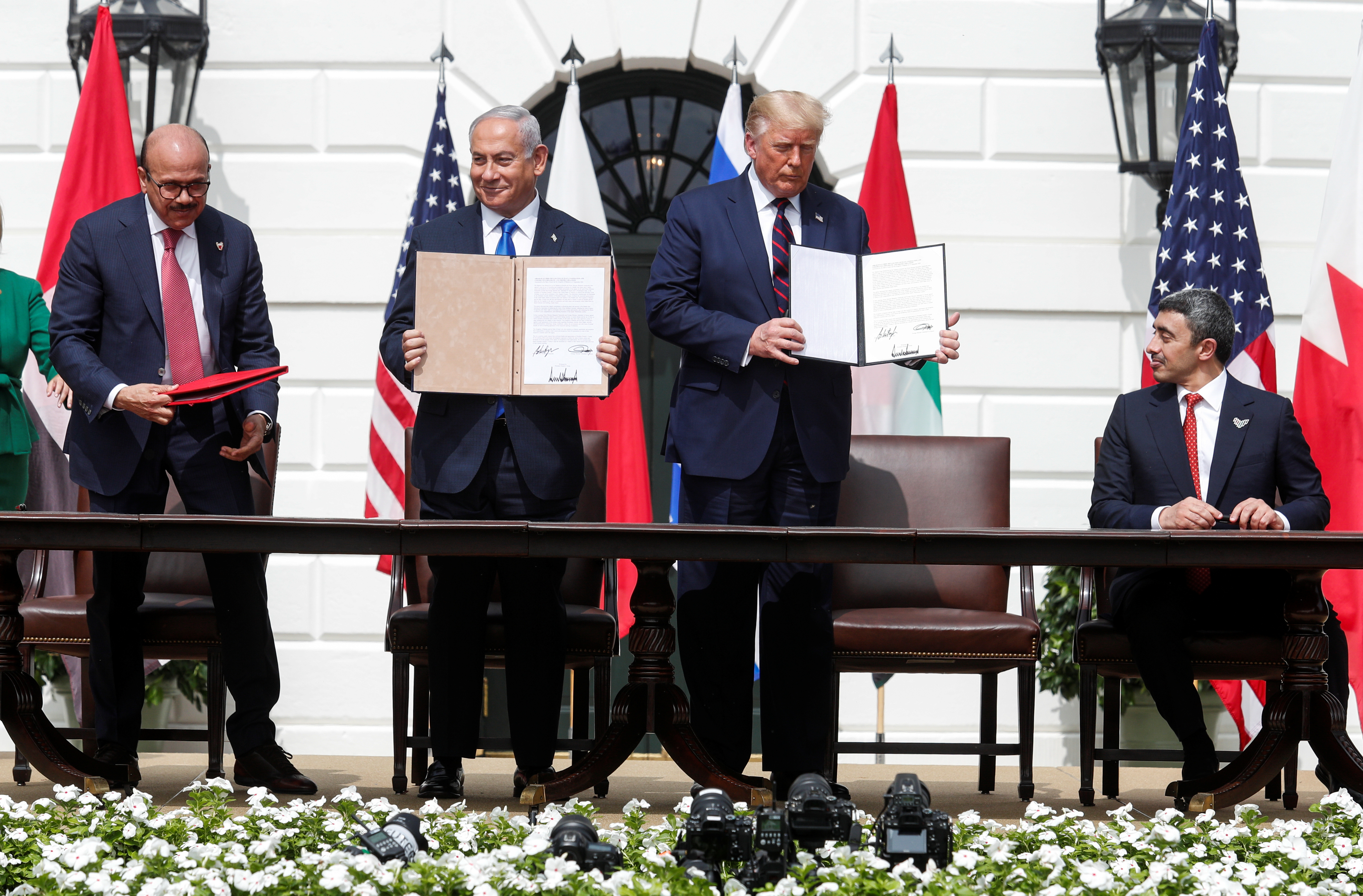 La firma de los acuerdos entre Israel y Bahrein y los Emiratos Árabes Unidos en la Casa Blanca. Foto: REUTERS/Tom Brenner