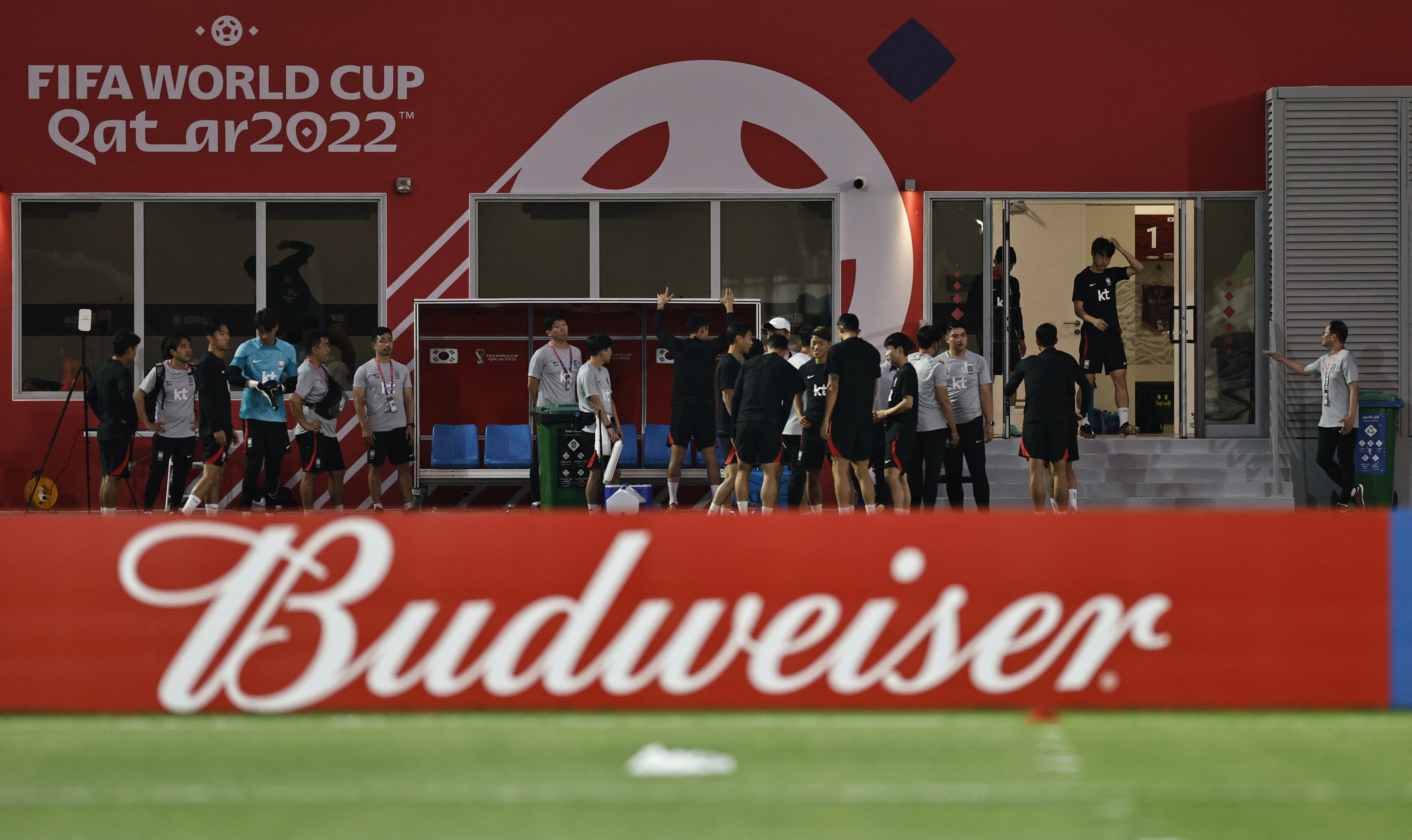 Los organizadores del Mundial prohibieron la venta de cerveza en los estadios (Reuters)