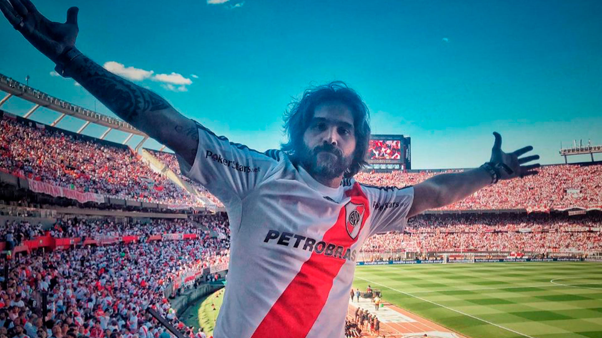 Adani con il vestito di River al Monumental