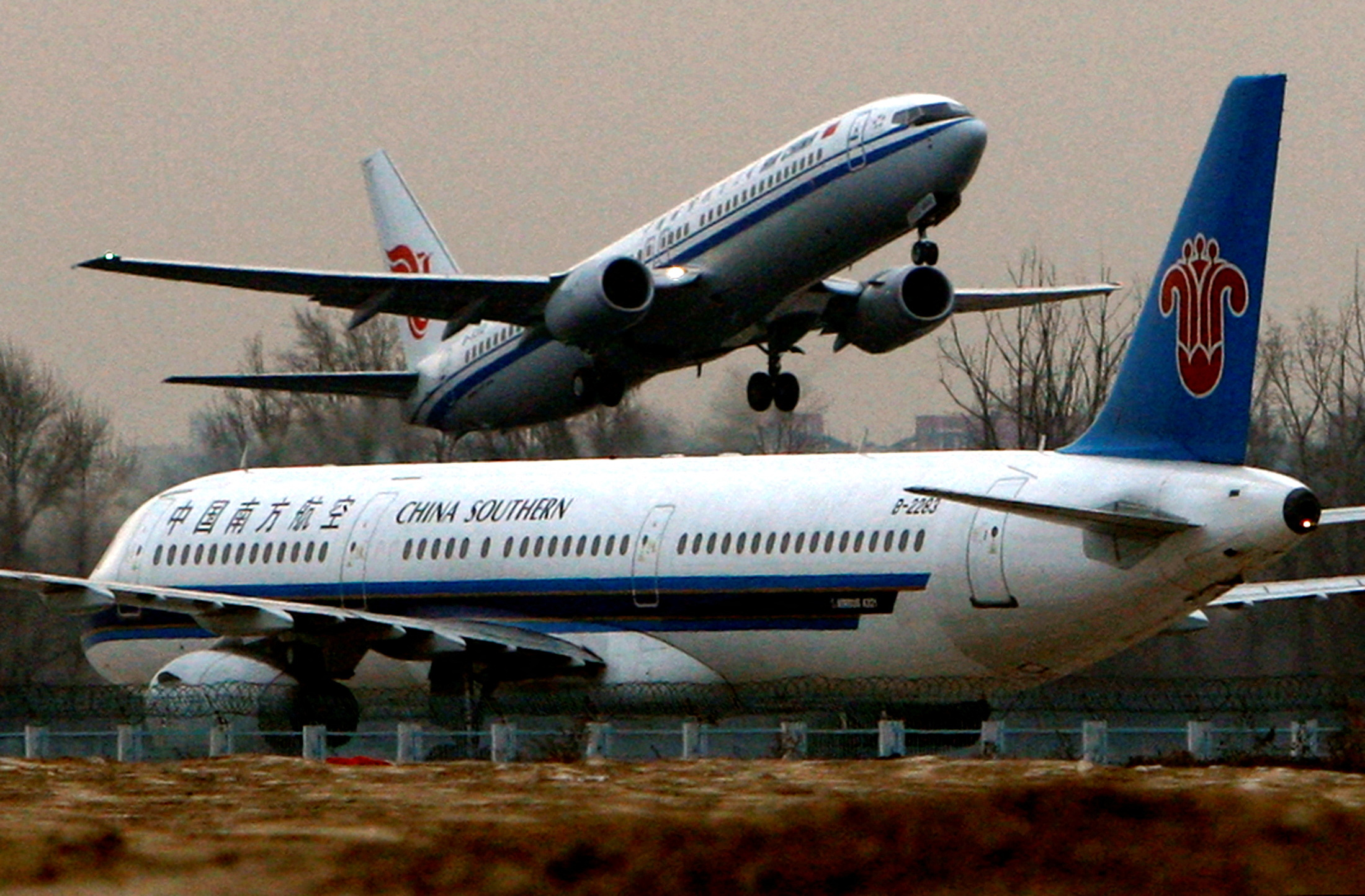 Despega un avión de Air China frente a un avión de China Southern (Reuters)