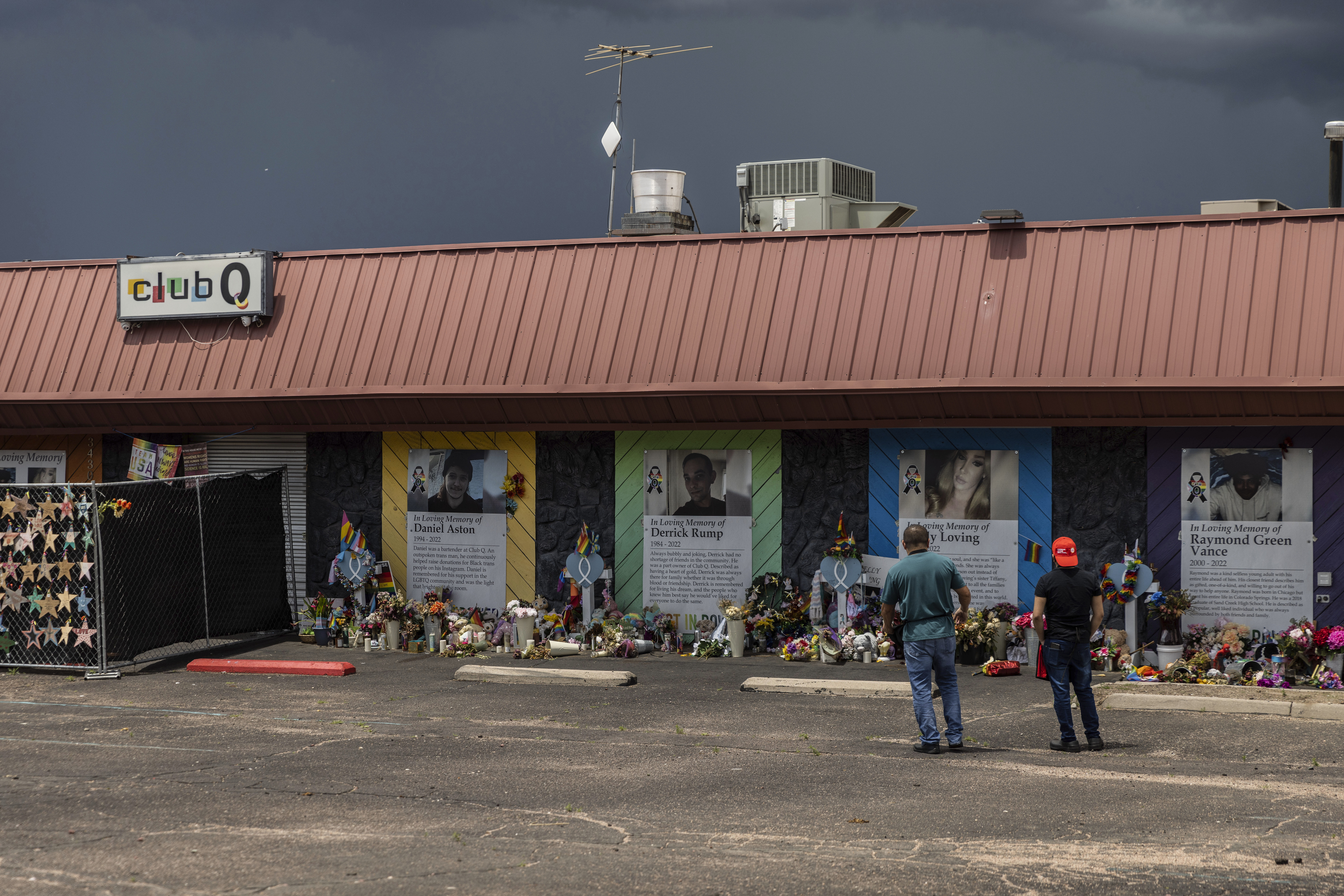 Familiares y amigos visitan un memorial fuera del Club Q, el club nocturno LGBTQ que fue el lugar del tiroteo mortal en 2022 que mató a cinco personas, en Colorado Springs (AP Photo/Chet Strange)