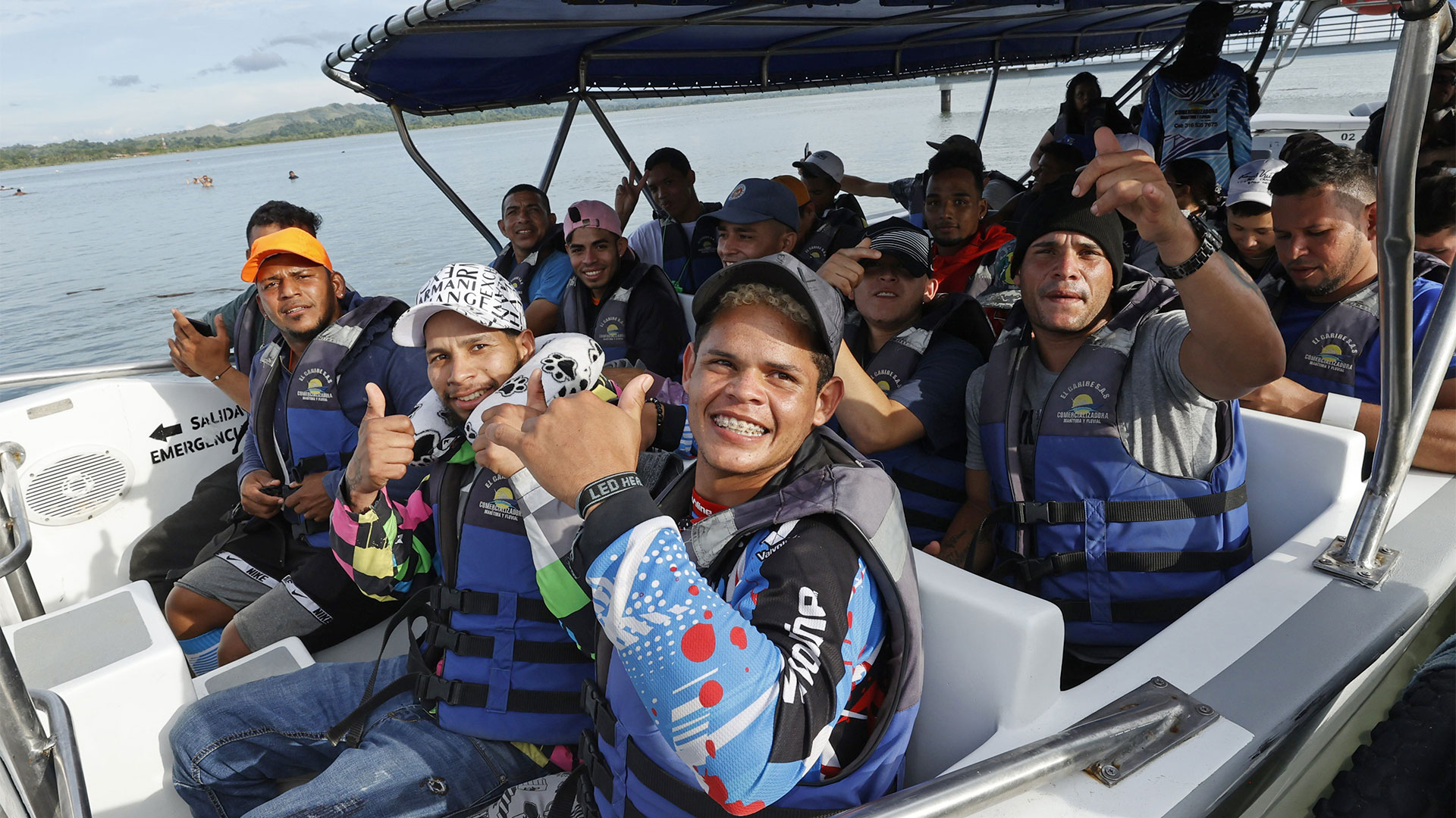 Migrants board a boat to the border with Panama (EFE/ Mauricio Dueñas Castañeda)