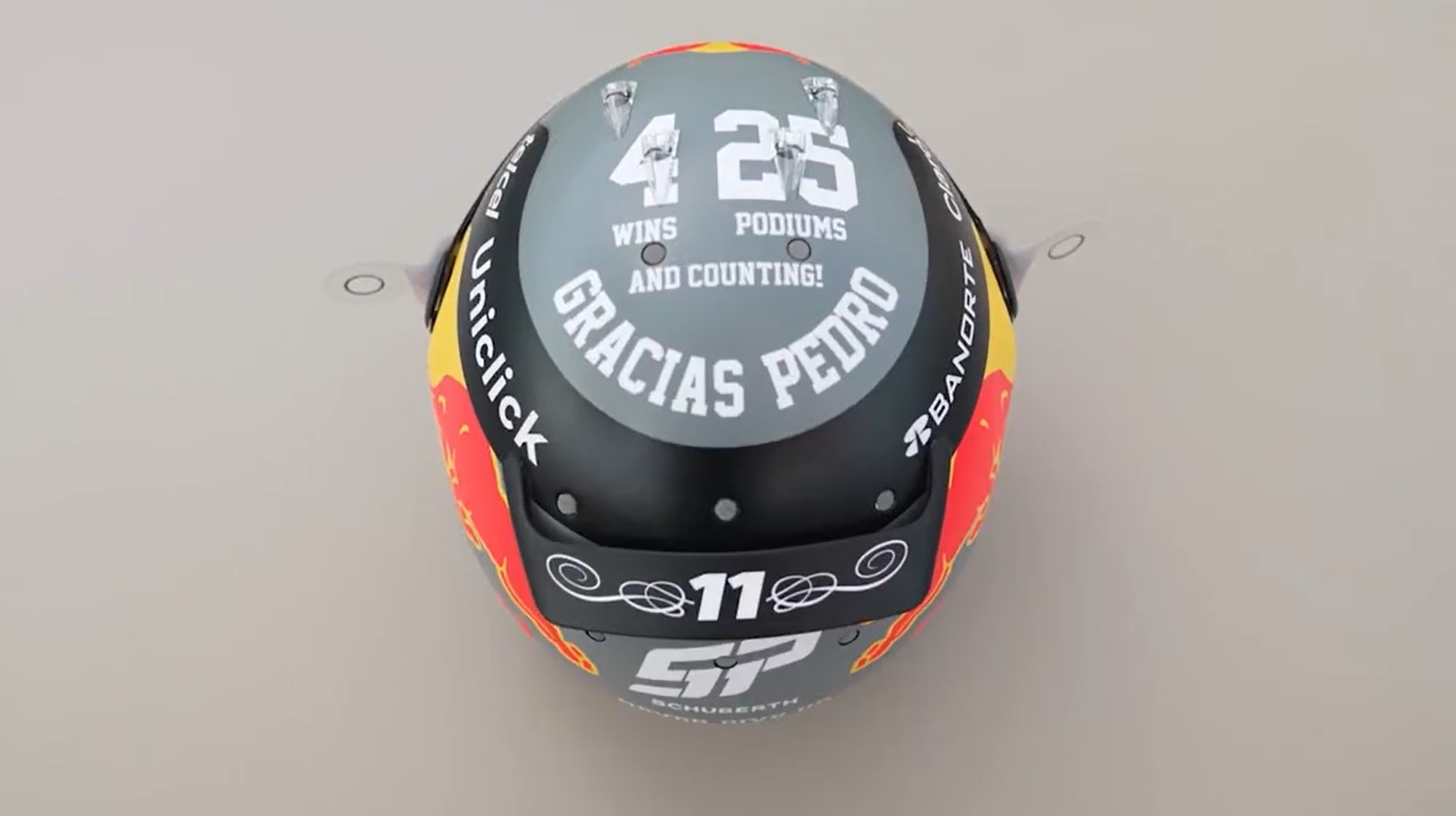 Sergio Pérez con casco especial para el Gran Premio de Mónaco 2022. Foto: @SChecoPerez