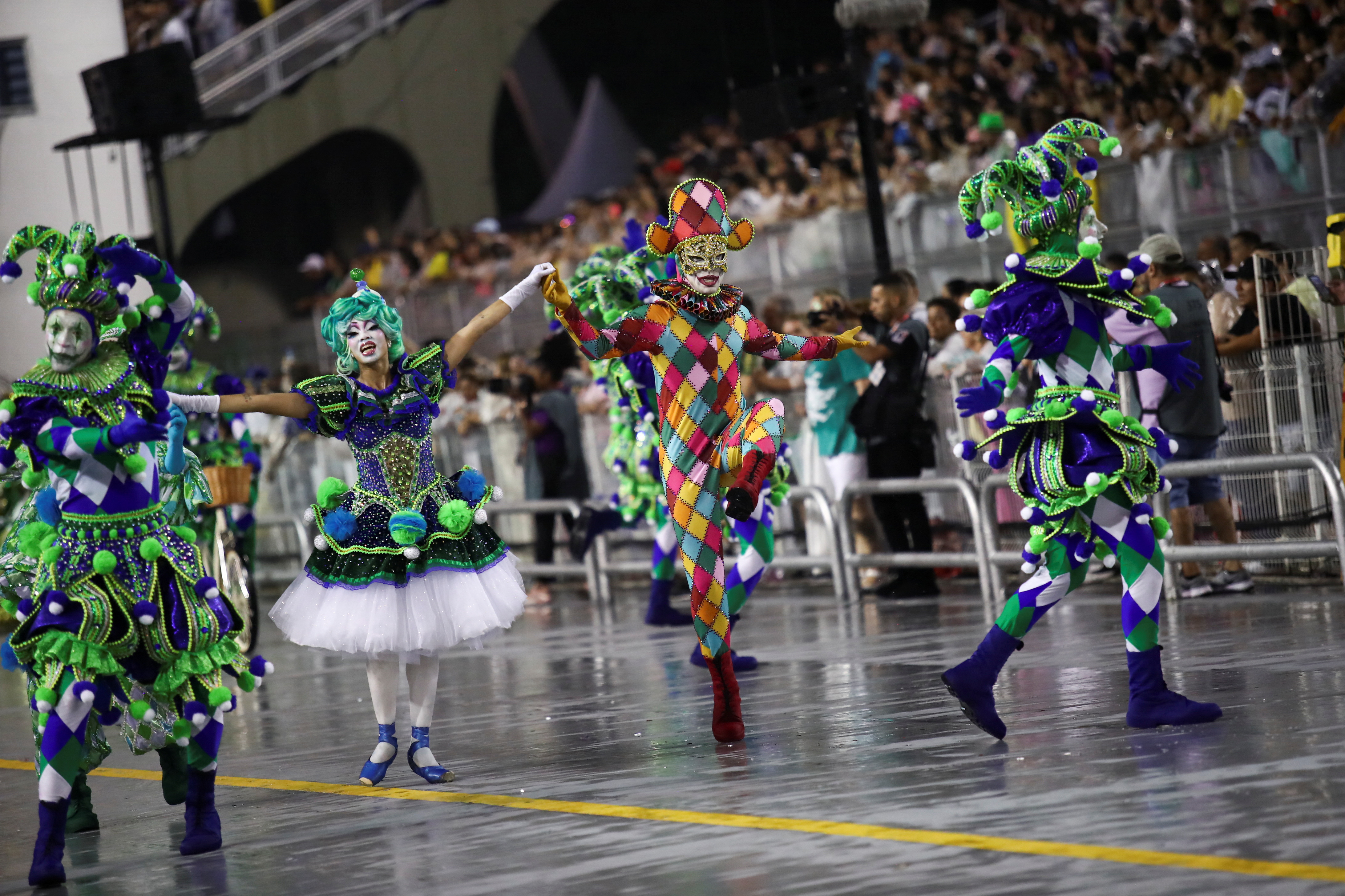 Revellers de la escuela Unidos de Vila Maria actúan durante la primera noche del desfile de Carnaval en el Sambódromo Anhembi en Sao Paulo, Brasil 18 de febrero 2023. REUTERS/Carla Carniel