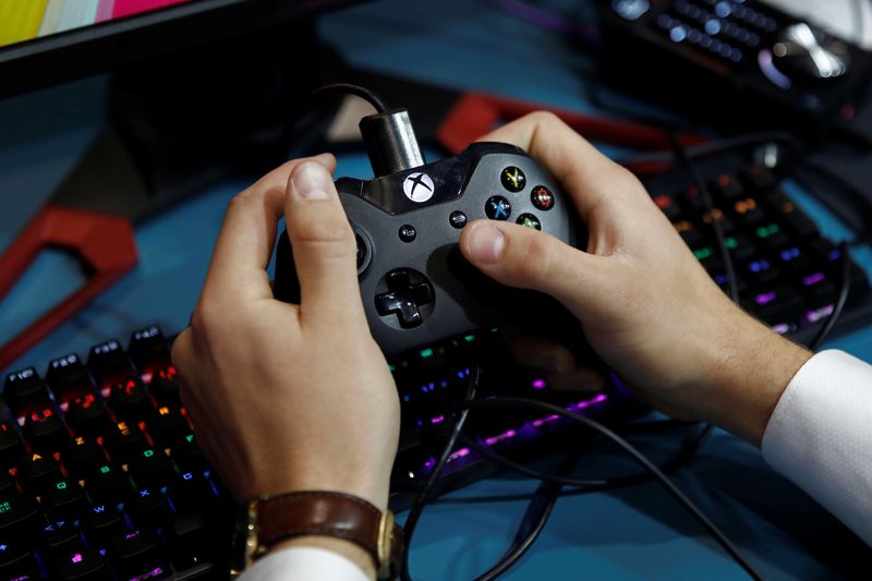 Imagen referencial de una persona jugando con una consola Xbox One. Foto: REUTERS/Benoit Tessier