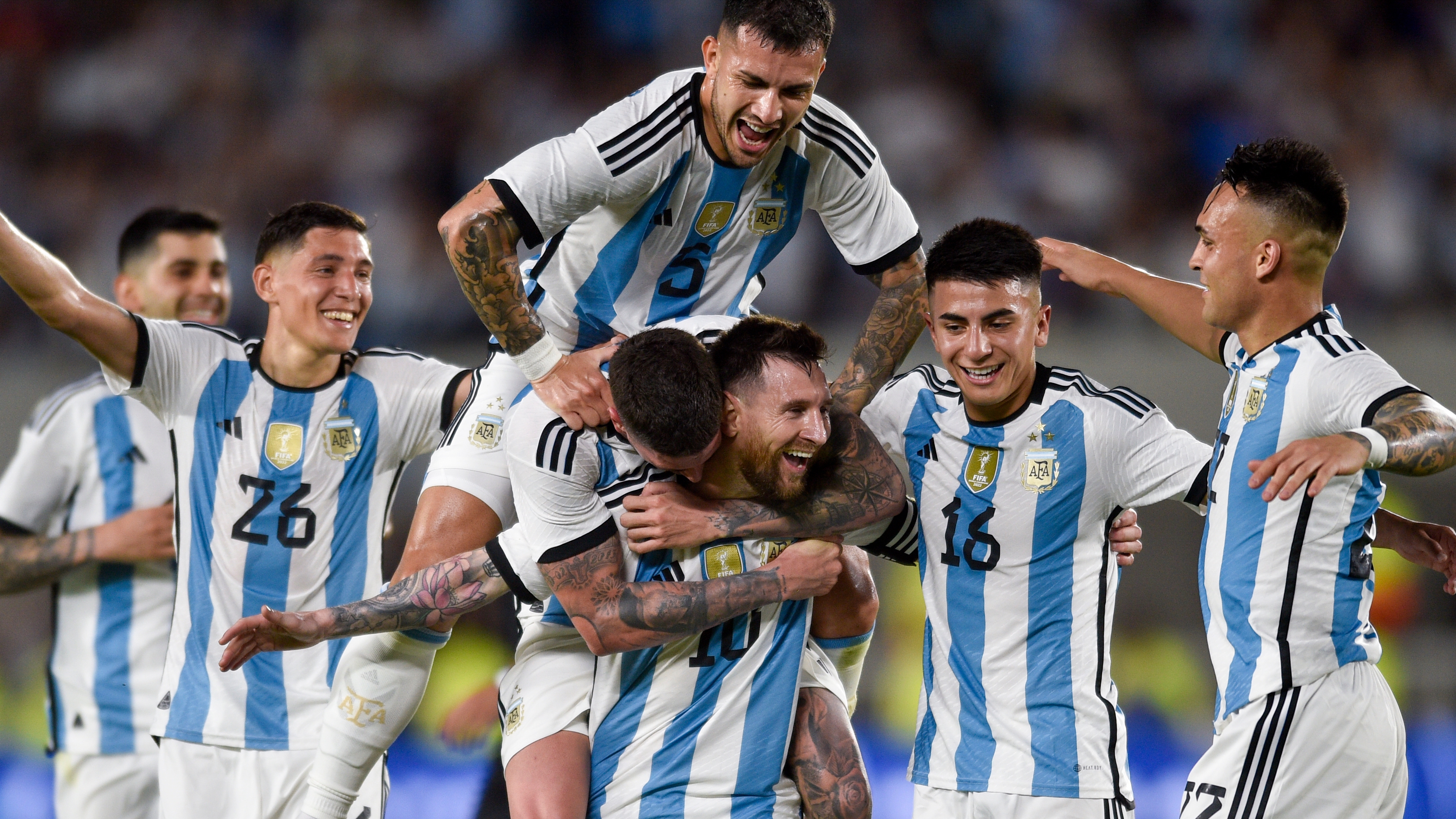 Lionel Messi (10), de Argentina, celebra con sus compañeros de la selección albiceleste, después de anotar el segundo gol de su equipo en contra de Panamá, durante el partido amistoso, en Buenos Aires, Argentina, el jueves 23 de marzo de 2023. (AP Foto/Gustavo Garello)