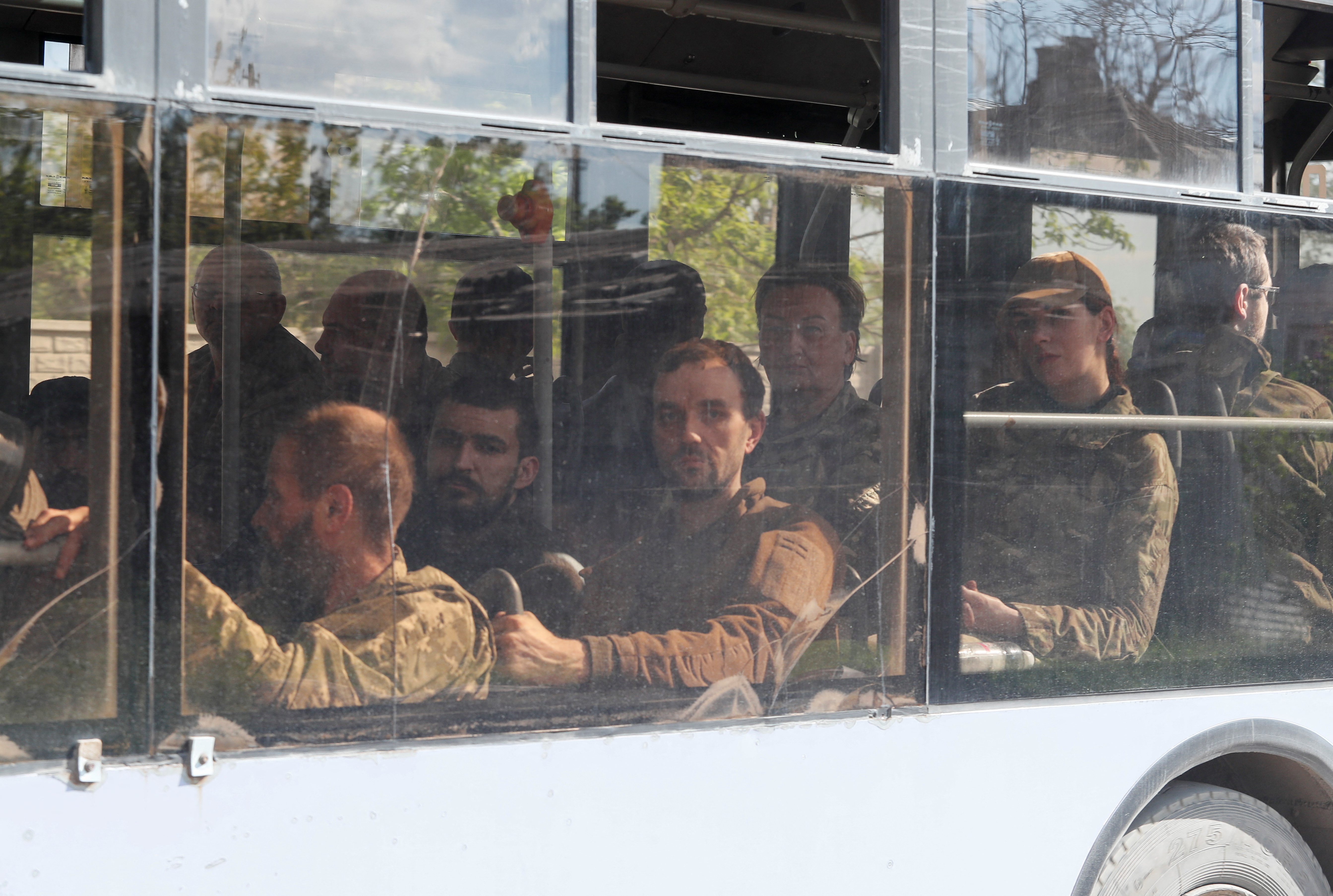 Bus traslada a fuerzas ucranianas que se entregaron en Mariupol (Reuters/archivo)