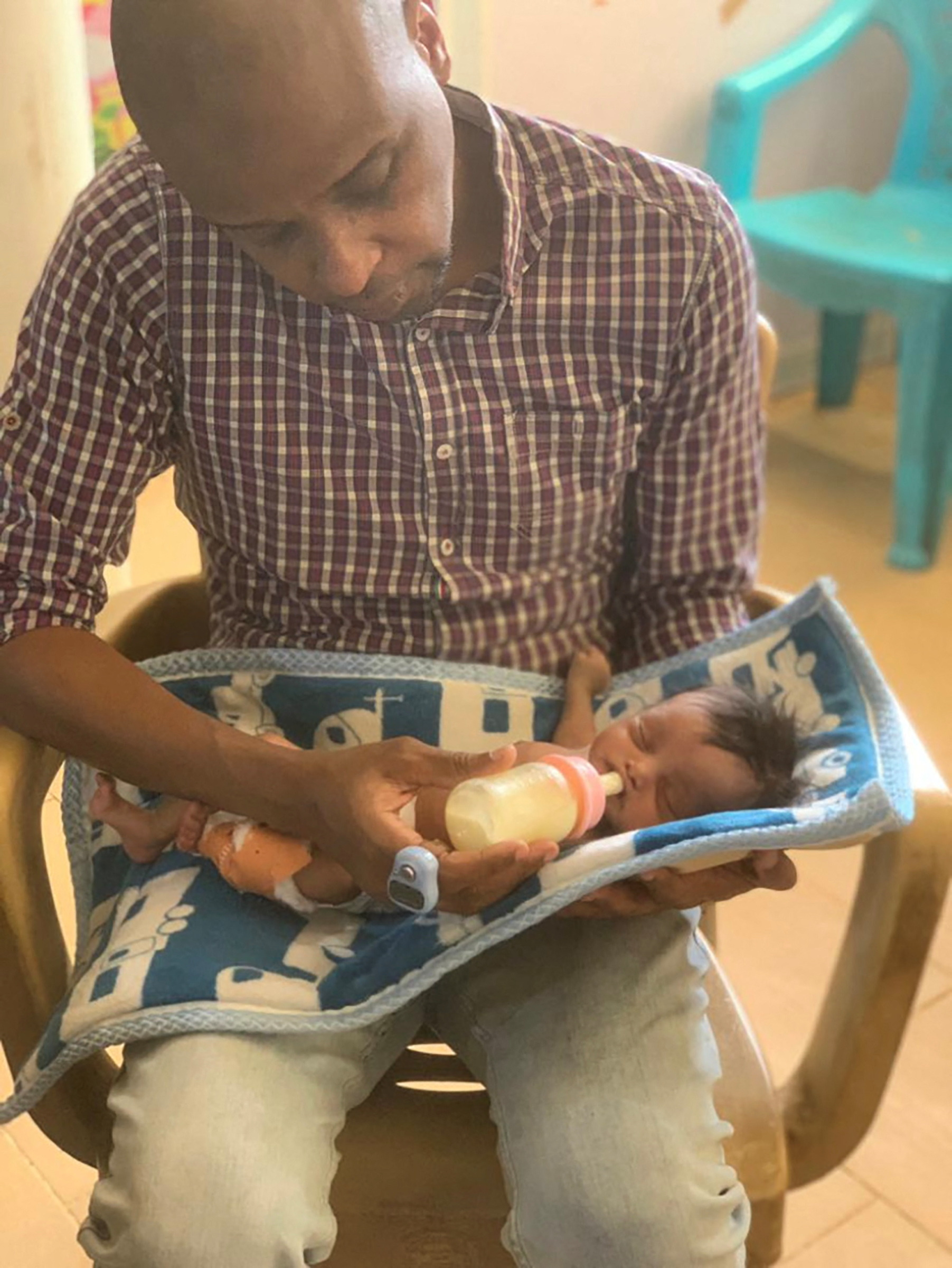 El Dr. Abdallah Kenany alimenta a un bebé recién nacido, que murió unos días después, en Jartum, Sudán (Sara Mohamed/Handout vía REUTERS)