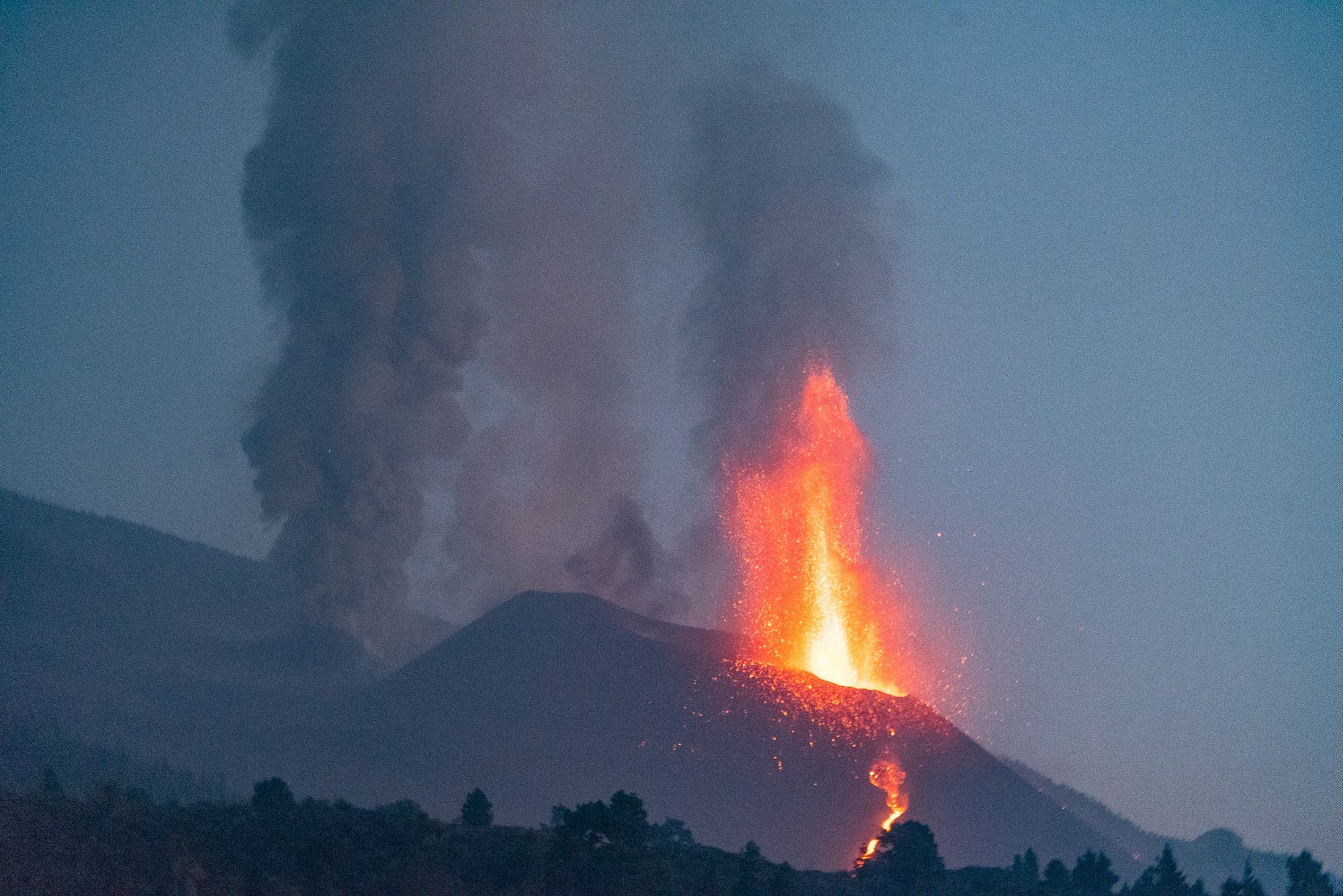 El volcán de Cumbre Vieja, en La Palma, mantiene su actividad efusiva tras un mes de erupción (EFE/Miguel Calero)