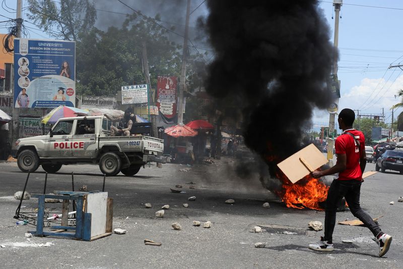 Cuáles son los riesgos que afronta el Gobierno por seguir sosteniendo las bandas cambiarias para contener el dólar