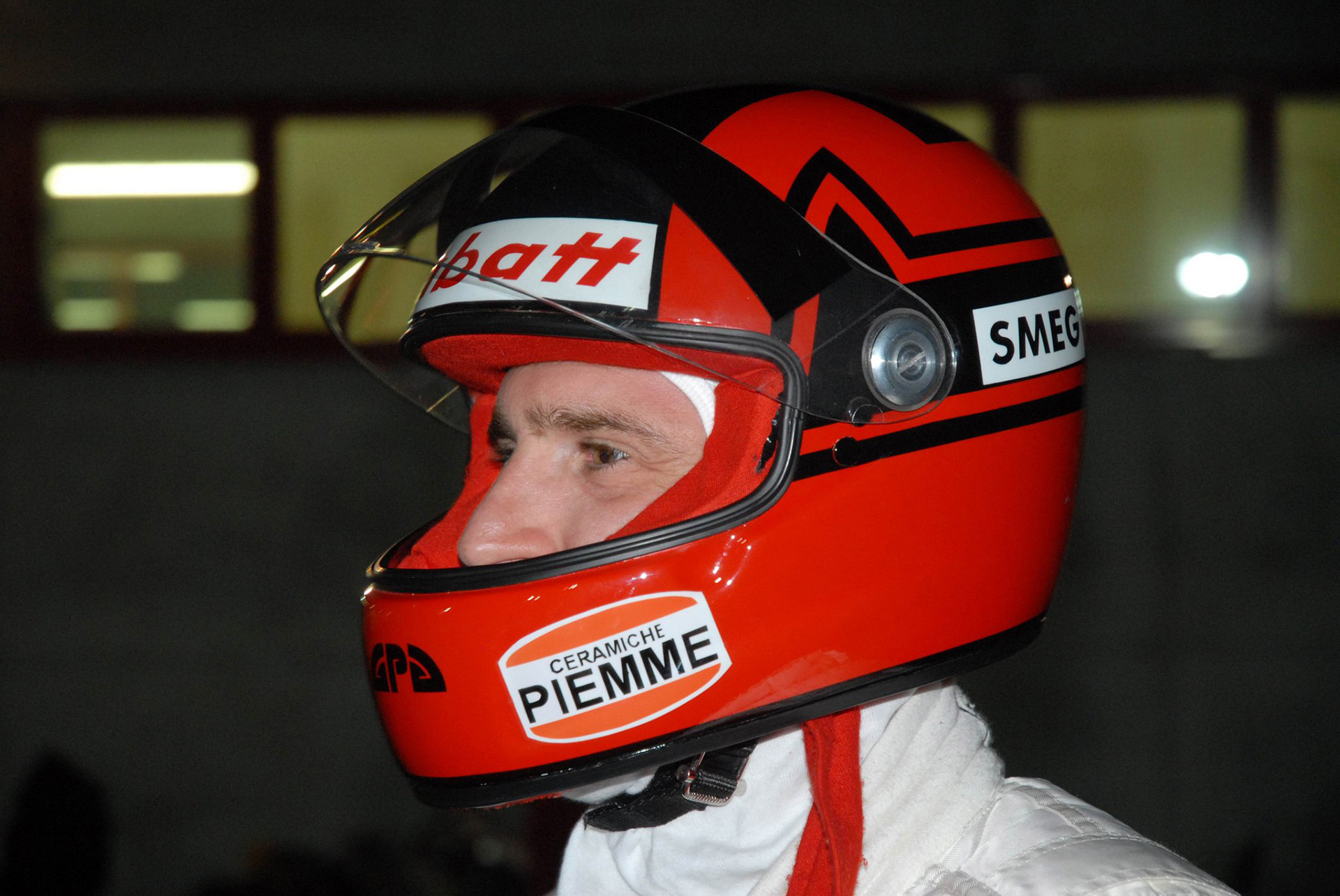 Sergio con una réplica del casco de su ídolo, Gilles Villeneuve. Fue previo a una carrera de karting (Facebook Sergio Bondi)