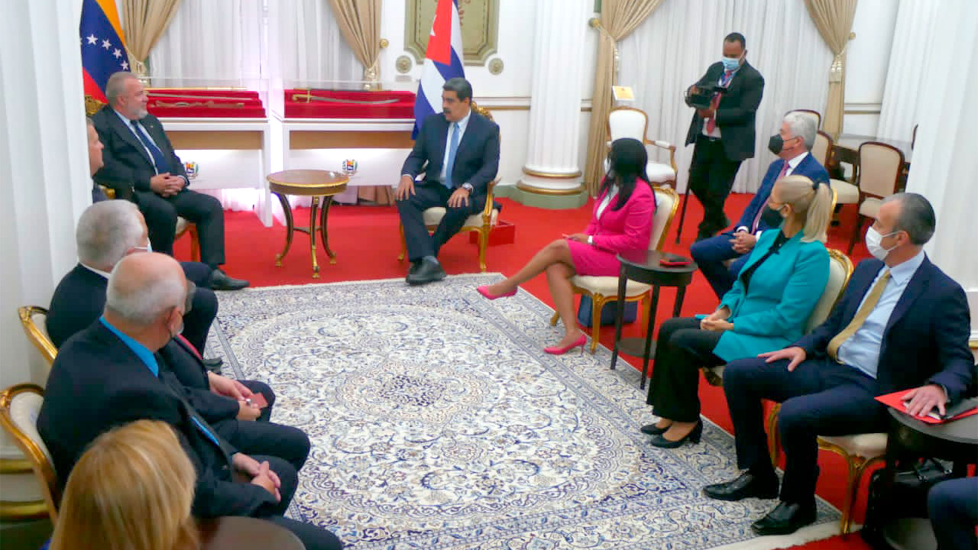 Marrero, Maduro y funcionarios de los dos países (@MMarreroCruz)