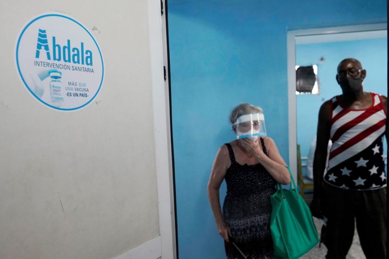 Dos personas esperando para vacunarse contra el COVID-19 en La Habana (Reuters)