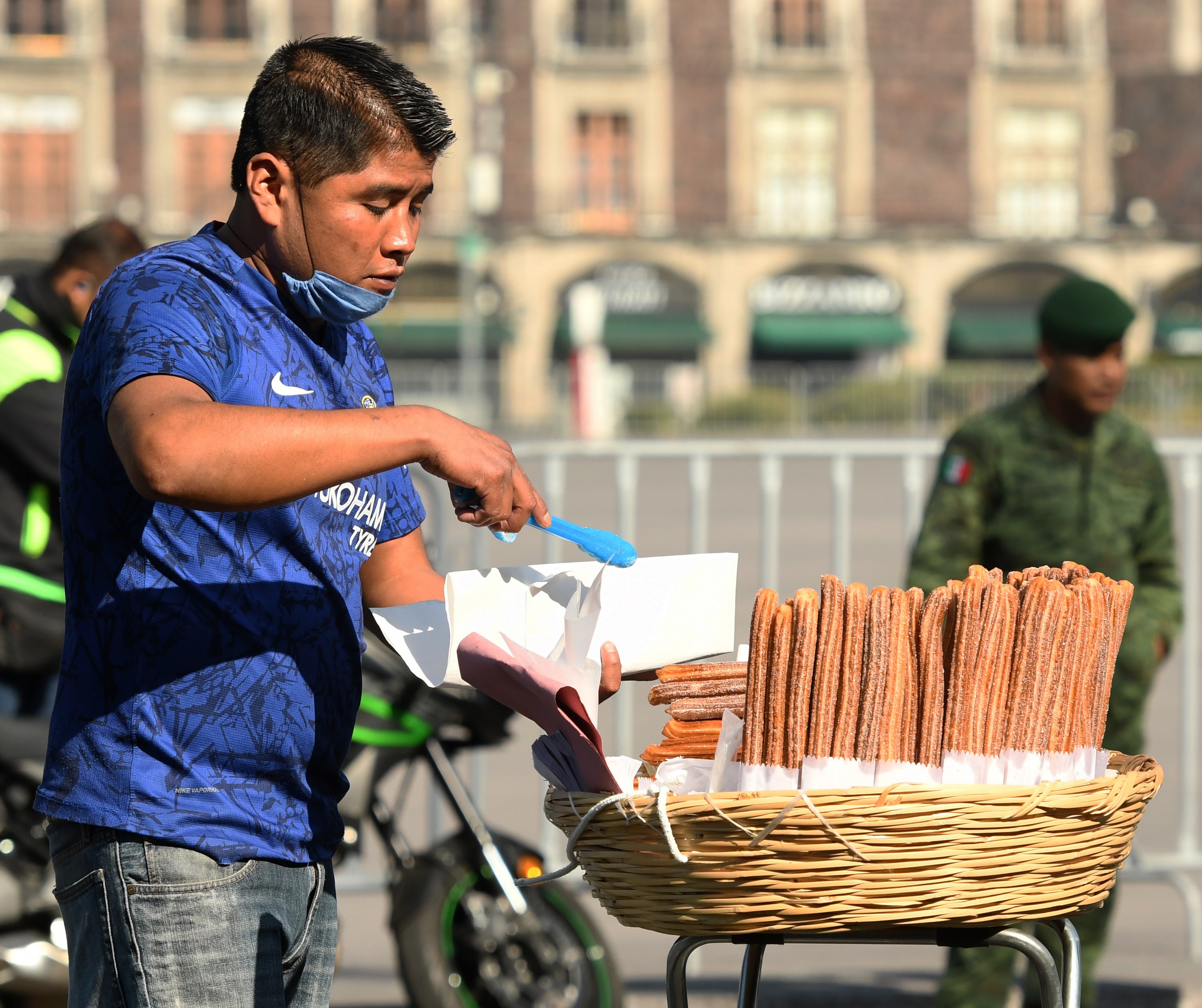 Se estima que en México hay 1.39 millones de vendedores ambulantes. EFE/ Jorge Núñez

