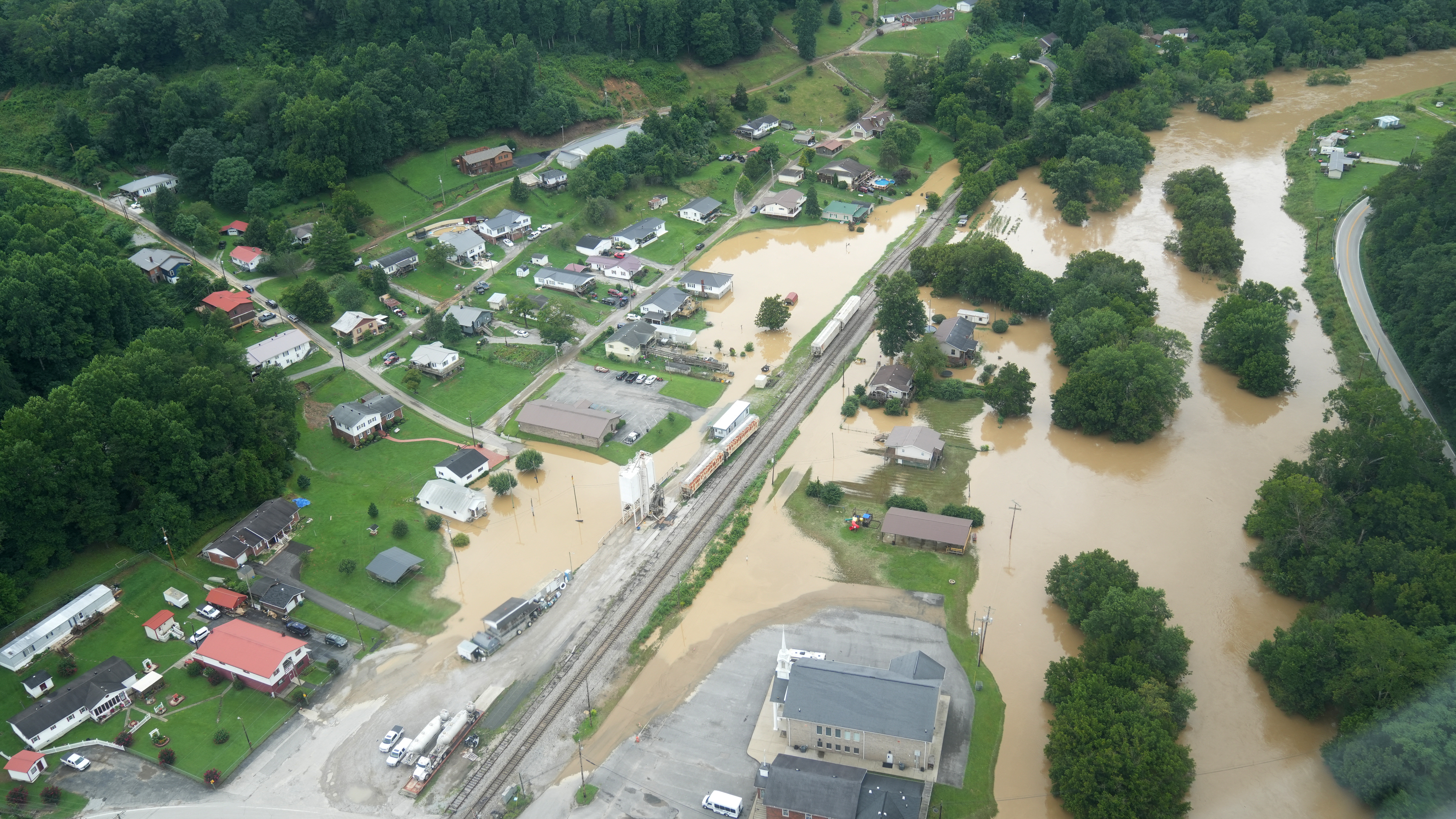 Un valle inundado visto desde un helicóptero durante un recorrido del gobernador de Kentucky, Andy Beshear, sobre el este de Kentucky, EEUU, el 29 de julio de 2022 (REUTERS)