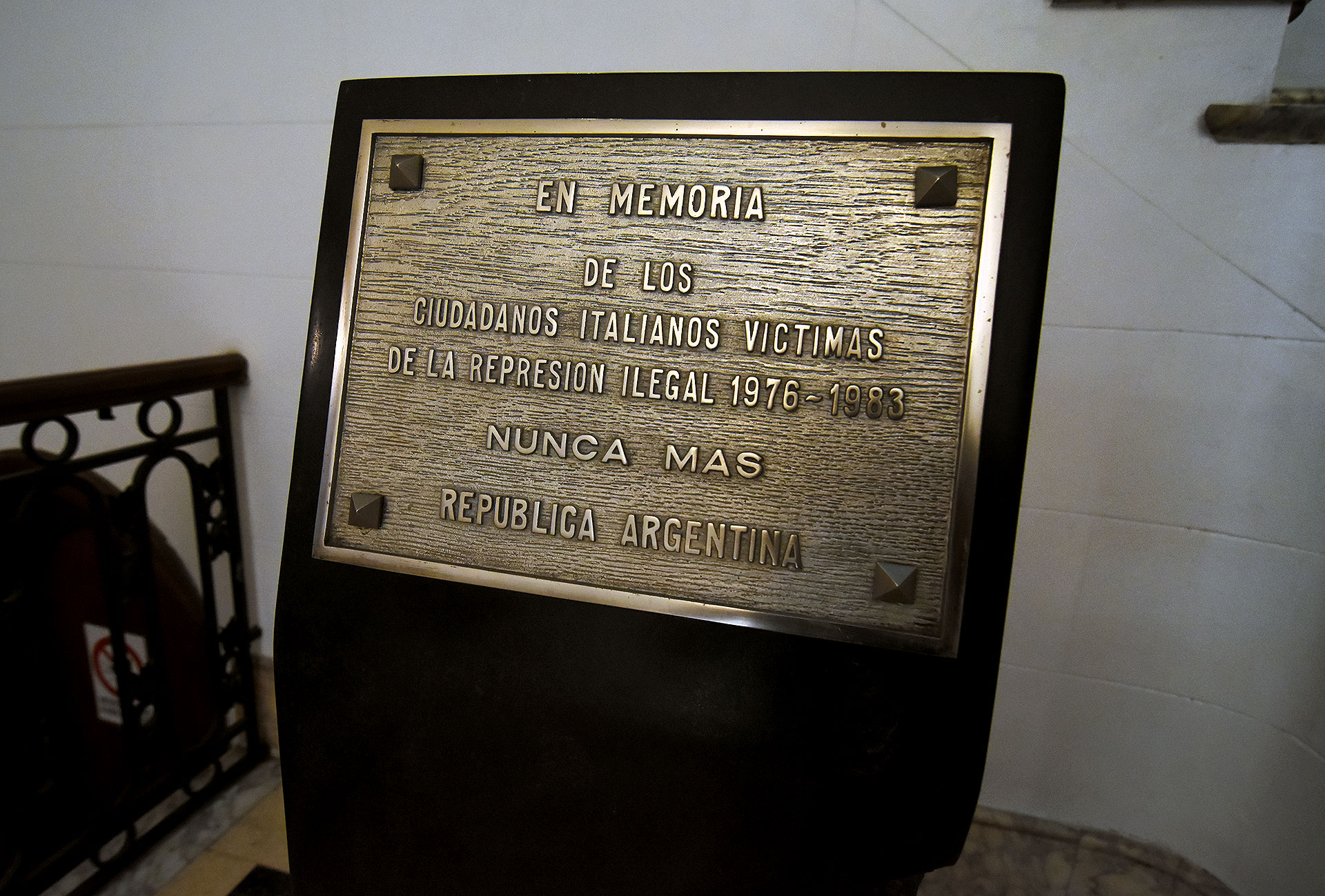 A plaque in memory of the Italian citizens who were victims of the last Argentine military dictatorship (Nicolás Stulberg)