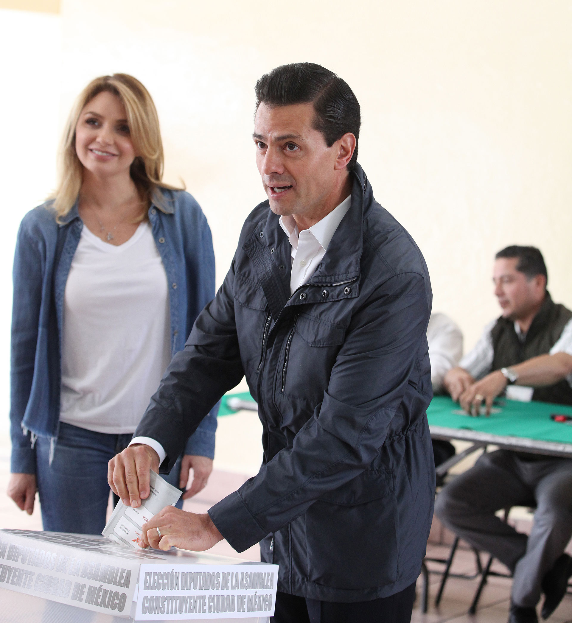 Como candidato, Peña Nieto fue cuestionado por sus gastos de campaña. (EFE)