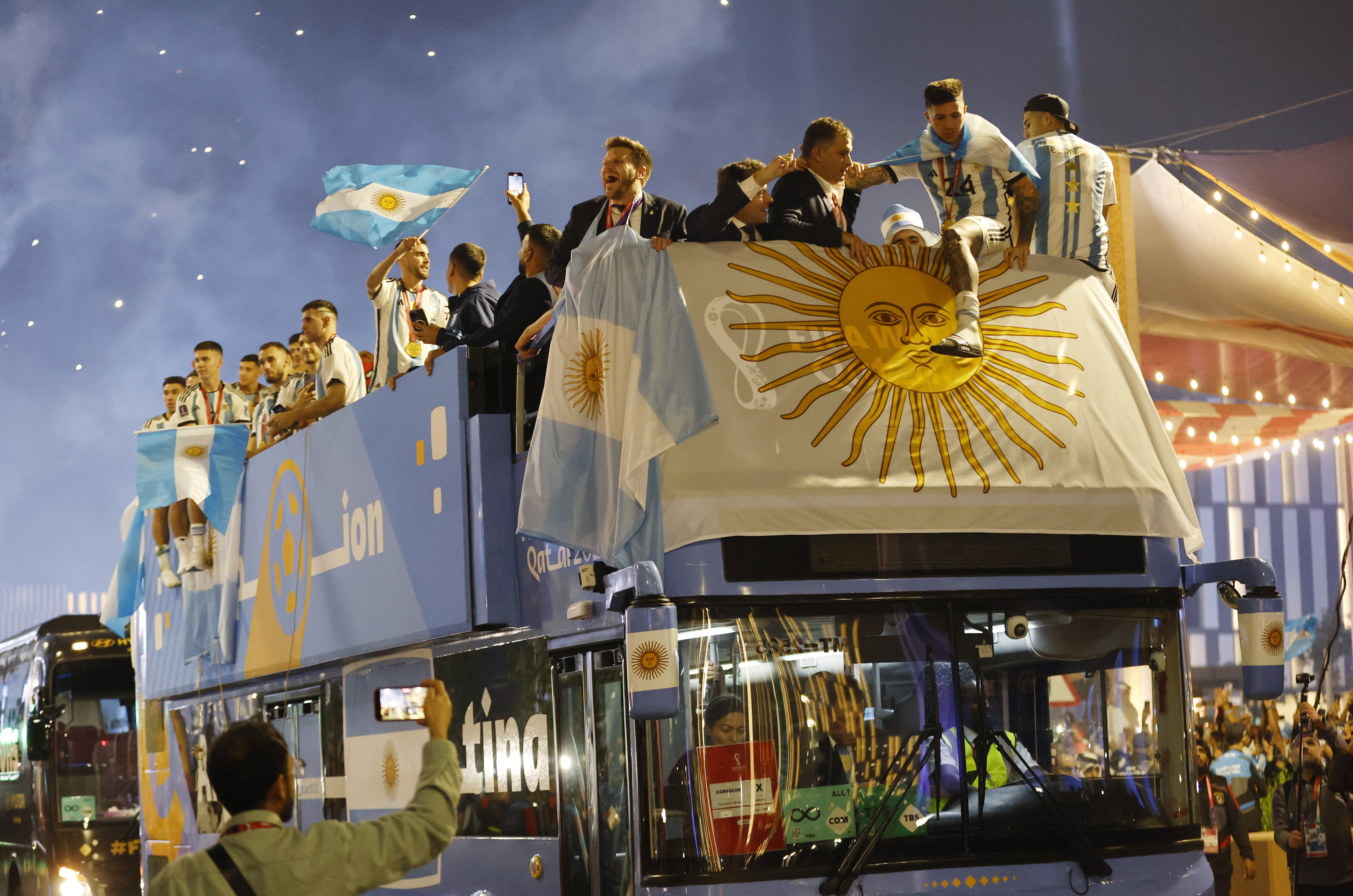 Después de ganar la Copa todo el plantel subió al bus decorado con los colores argentinos para recorrer las calles con simpatizantes que se mezclaban con los locales para saludar a los ganadores 