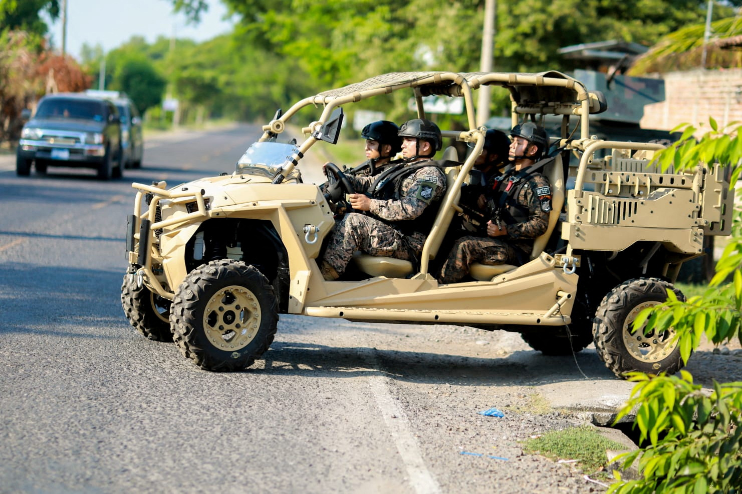 Soldados salvadoreños patrullan la zona rural de Nueva Concepción  (REUTERS)