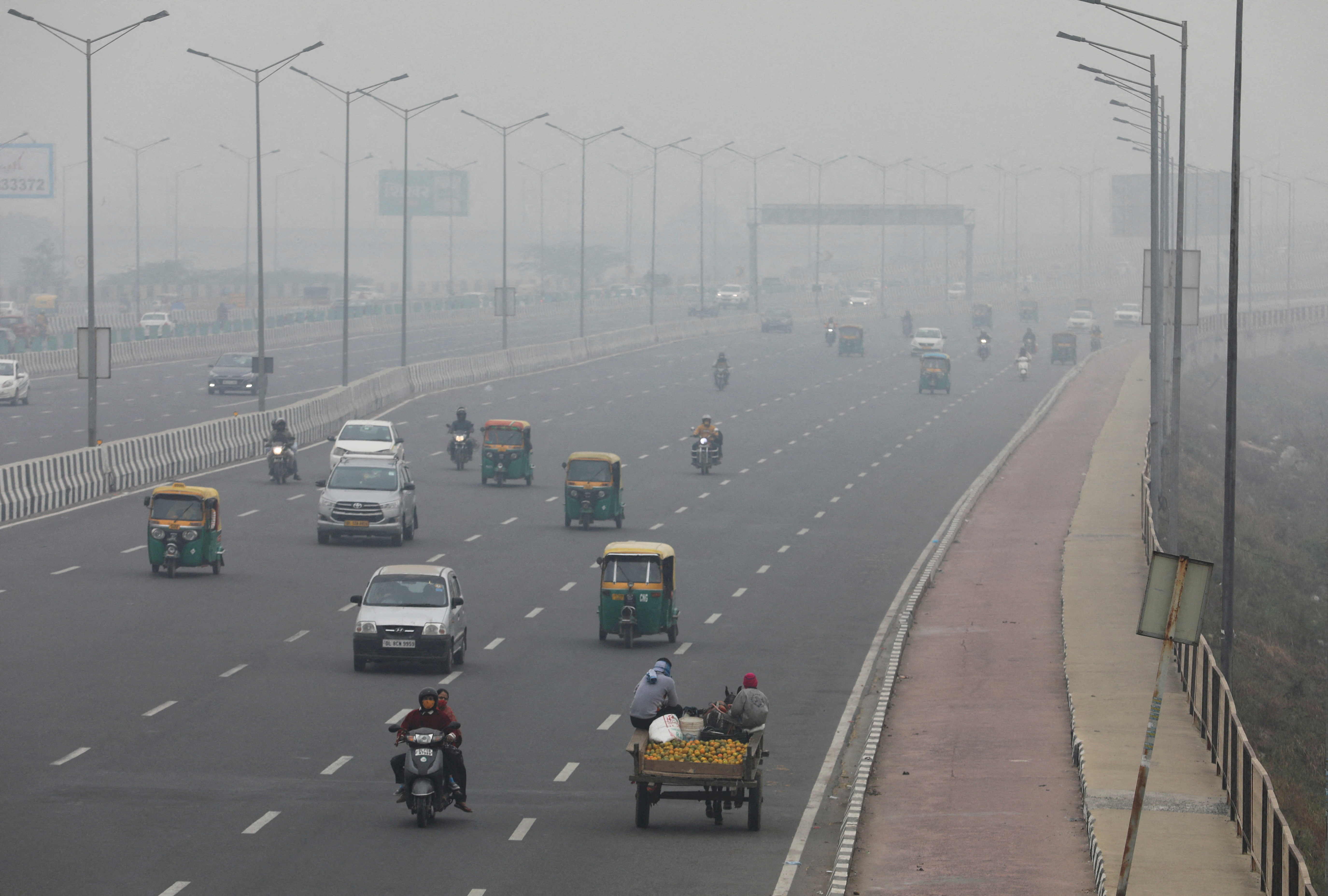 El Centro de Ciencia y Medio Ambiente de la India (CSE), en un documento publicado esta semana, señaló que los coches son uno de los principales responsables de contaminación en Nueva Delhi, aunque la capital recibe hasta el 60 % de su contaminación de regiones colindantes
