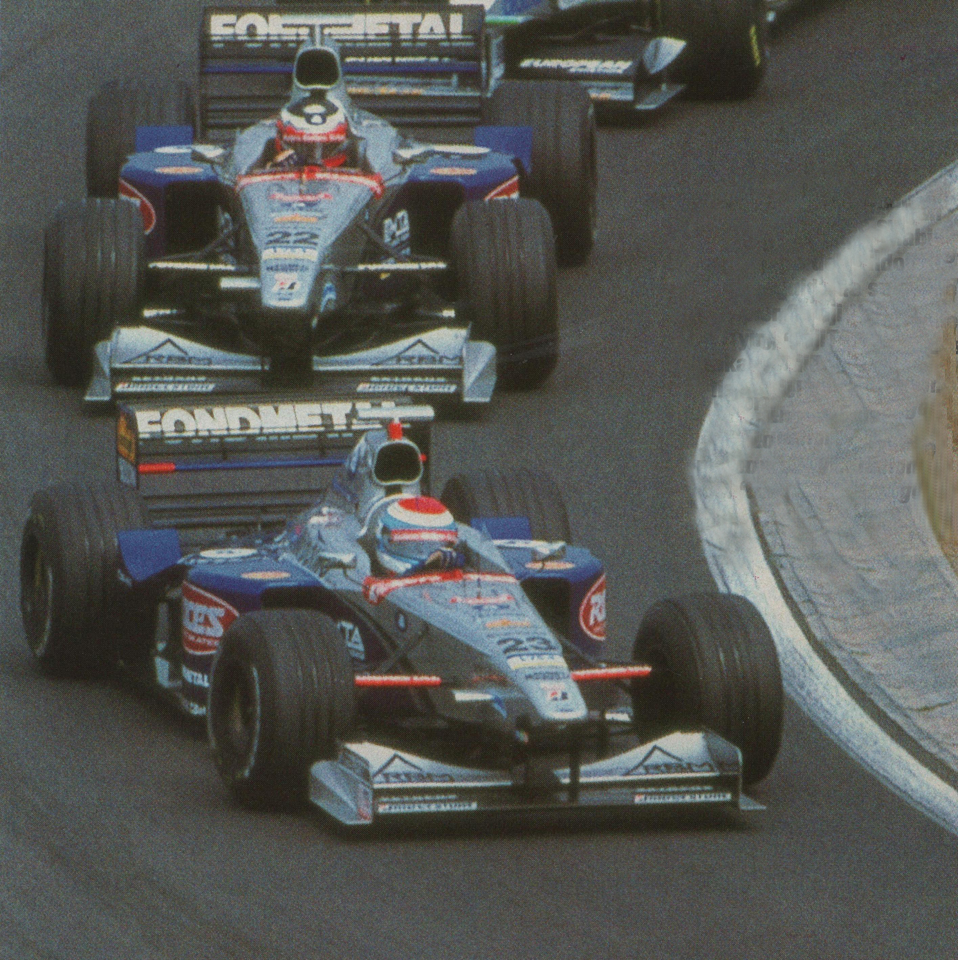Esteban Tuero delante de su compañero de equipo en Minardi en 1998, Shinji Nakano (Archivo CORSA).