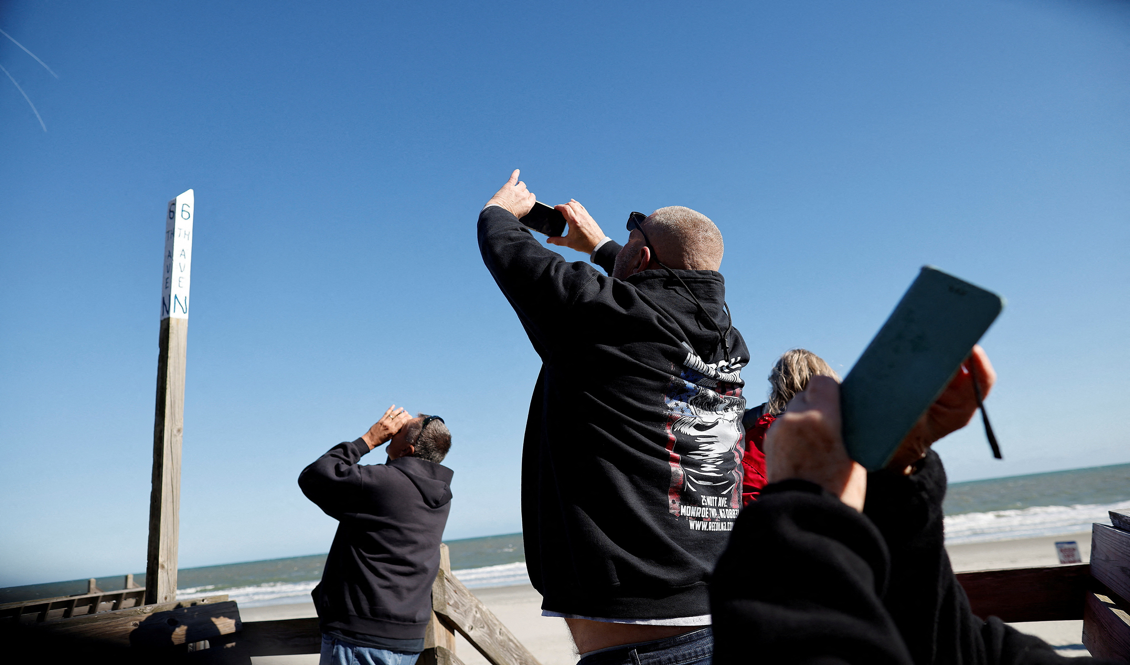 Personas toman fotografías y videos del objeto volador chino en la costa de Carolina del Sur (Reuters)