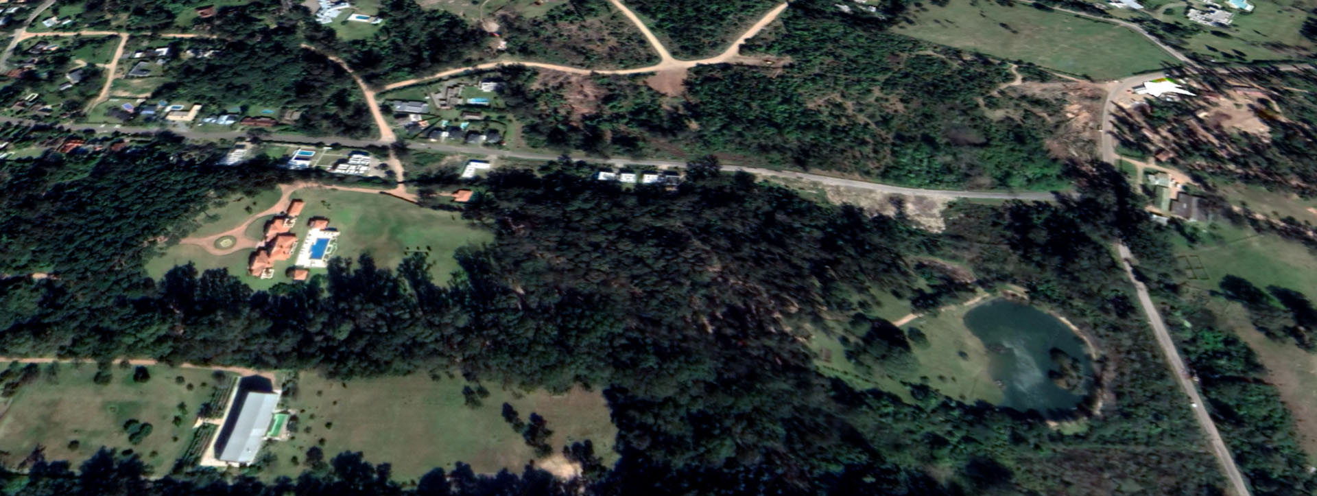 La mansión, el bosque y, al fondo, el lago de "La Mary"
