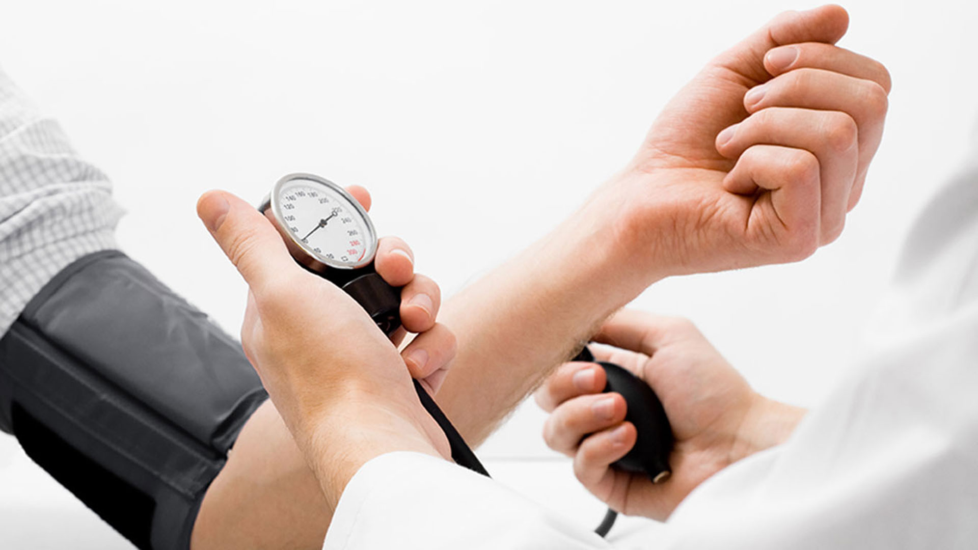 La Sociedad Europea de Cardiología y la Sociedad Europea de Hipertensión clasifican la presión arterial de 130/85 mmHg como alta-normal 