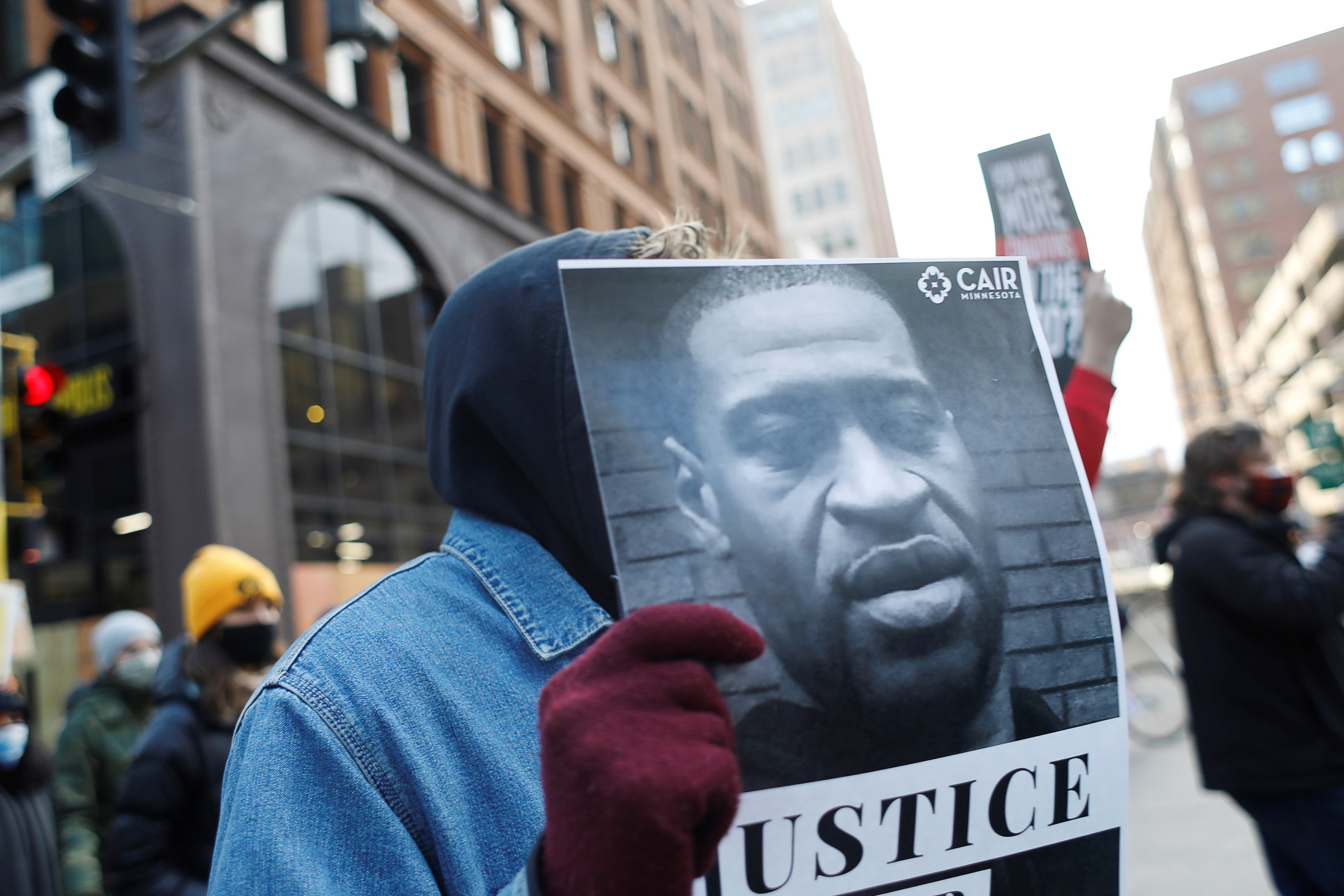 Un manifestante pide justicia por George Floyd, durante una protesta en Minneapolis (REUTERS/Octavio Jones)