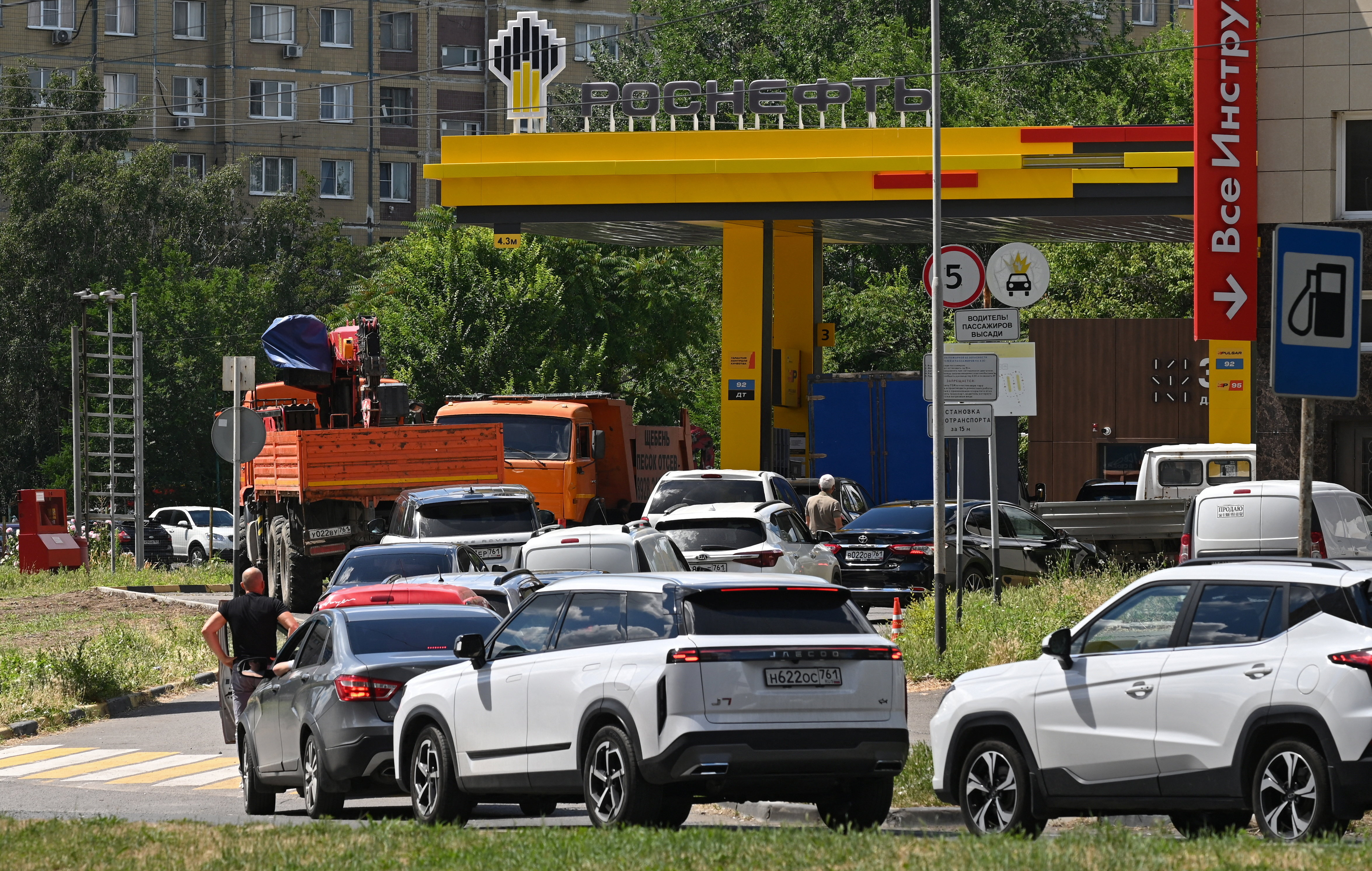 La ofensiva ucraniana agrava la escasez de combustible en Rusia: las reservas alcanzan solo a un tercio de las gasolineras