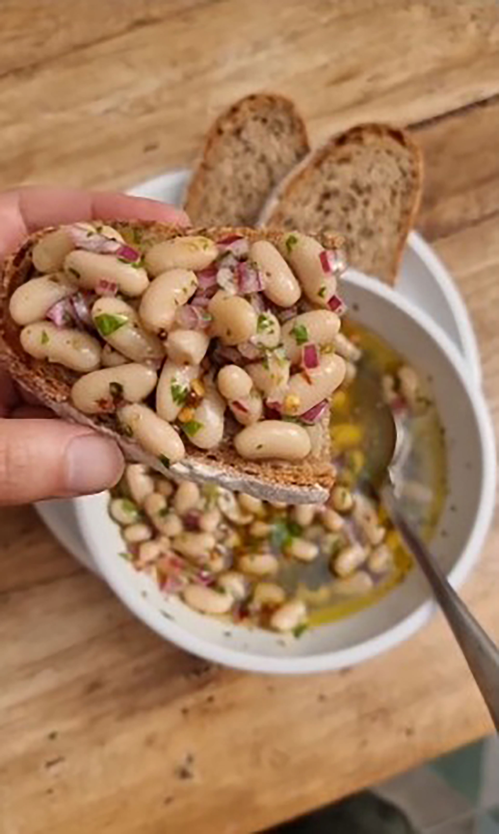 Los porotos blancos en escabeche son ideales para complementar un trago (Elgordococina)