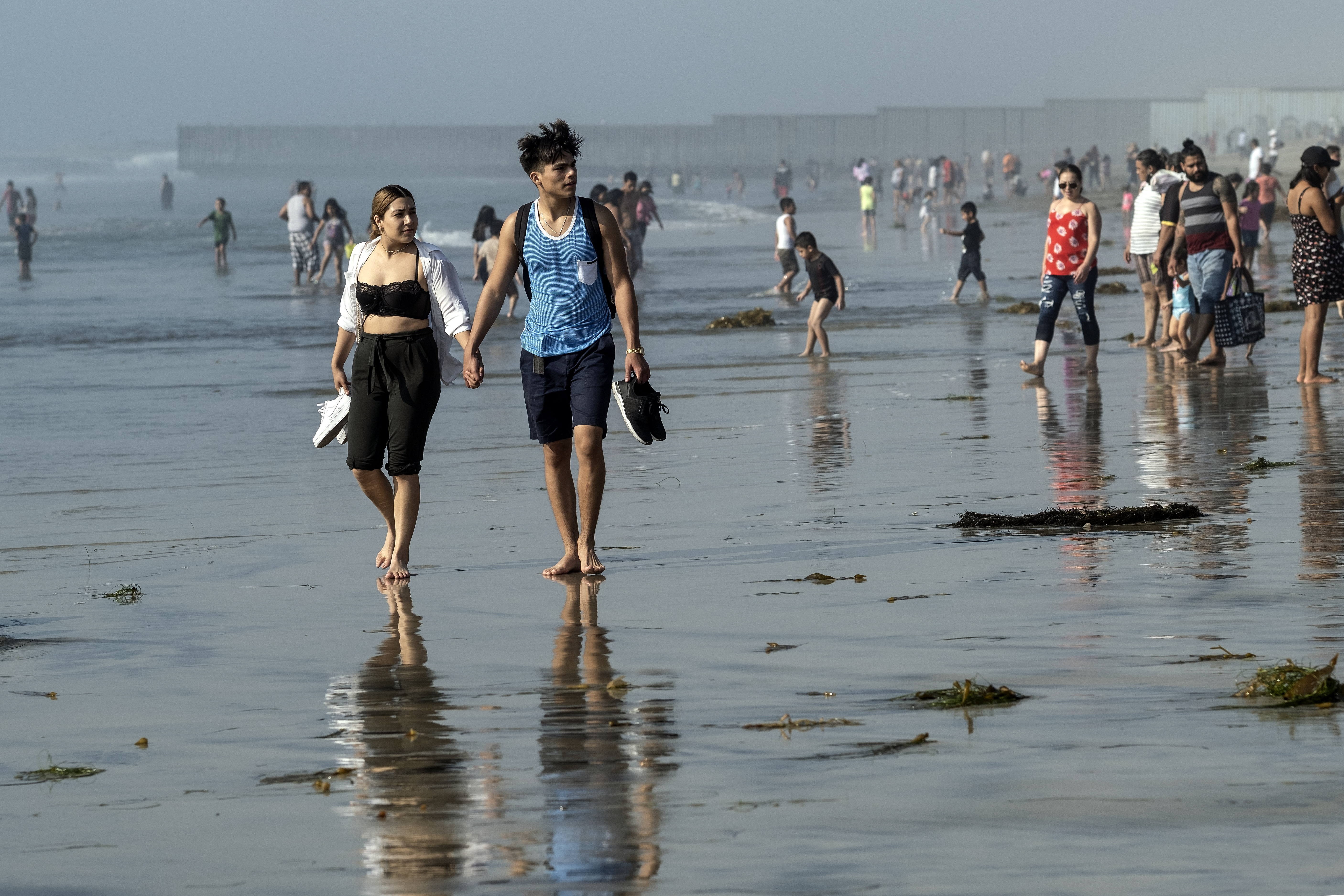 La gente se reúne en Playas de Tijuana cerca de la frontera entre Estados Unidos y México en Tijuana, estado de Baja California, México, el 3 de octubre de 2020, en medio de la pandemia del coronavirus COVID-19.
