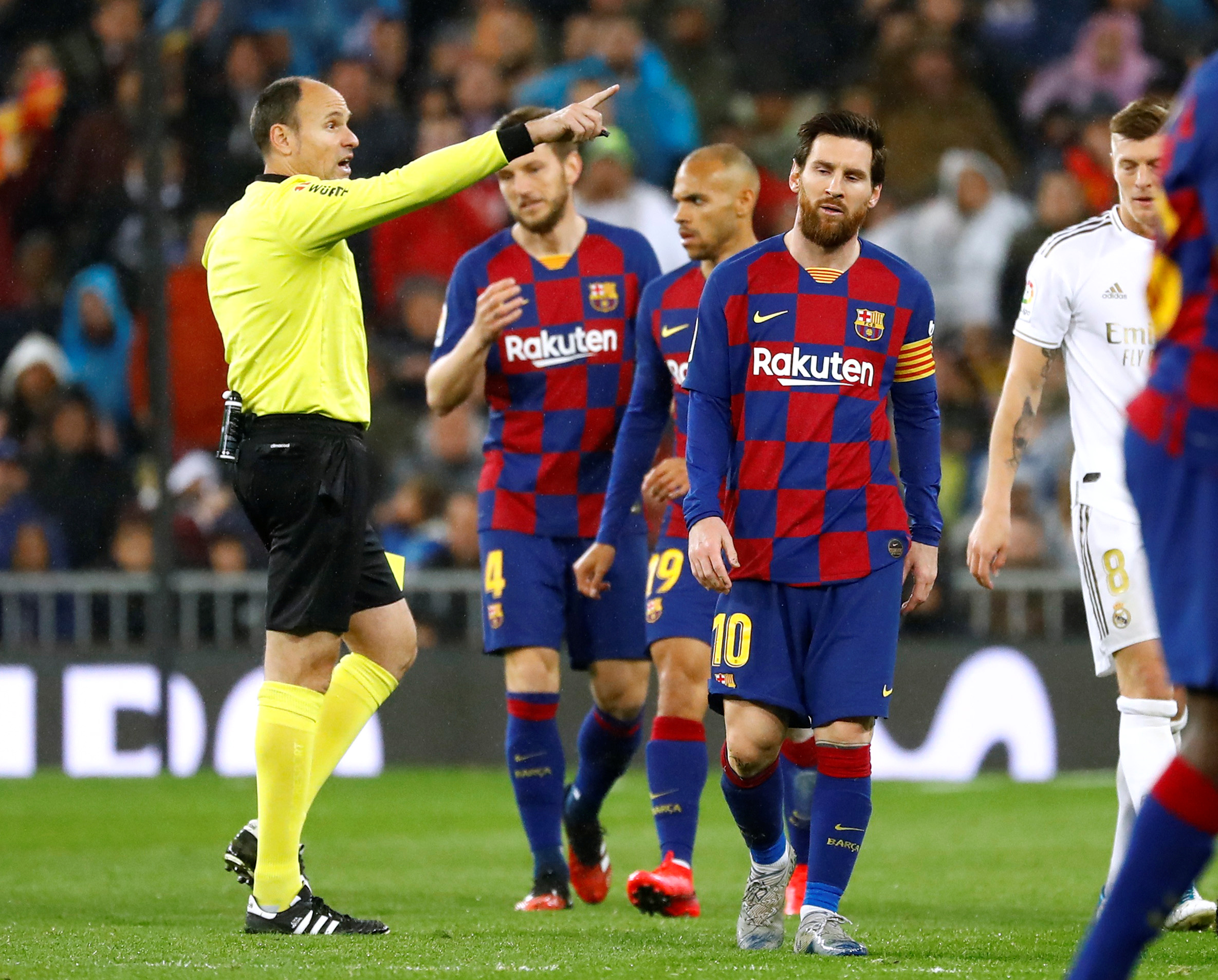 Antonio Mateu Lahoz kreuzt mehrere Kreuze mit Lionel Messi in Spanien (REUTERS/Juan Medina)