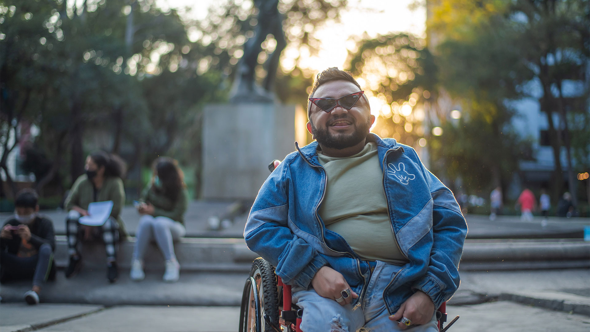 Ser gay y vivir con discapacidad: “Al principio lo ocultaba, pero ahora muestro mi silla en Grindr con orgullo”