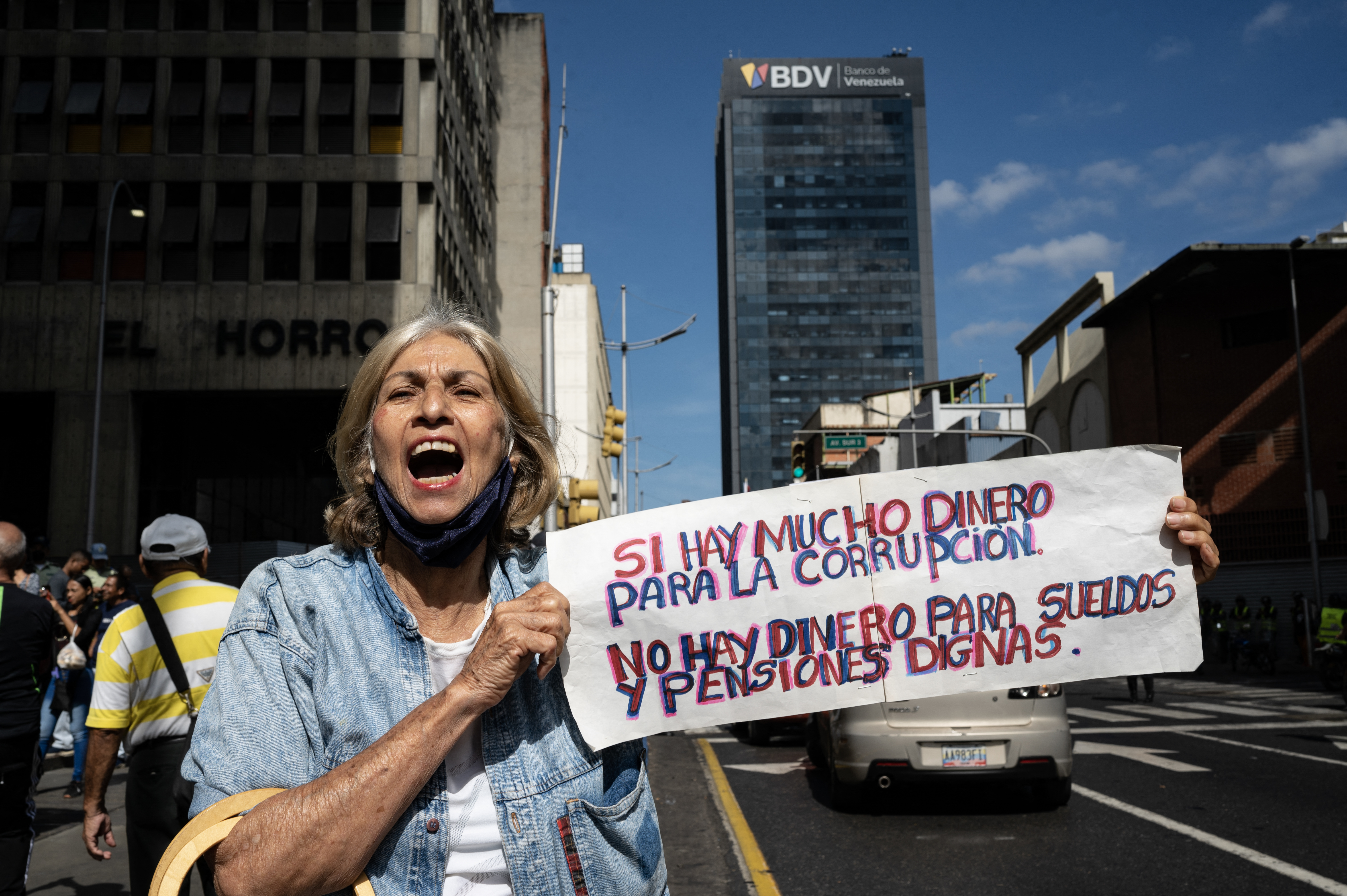 Una mujer grita consignas anticorrupción. (Yuri CORTEZ / AFP)